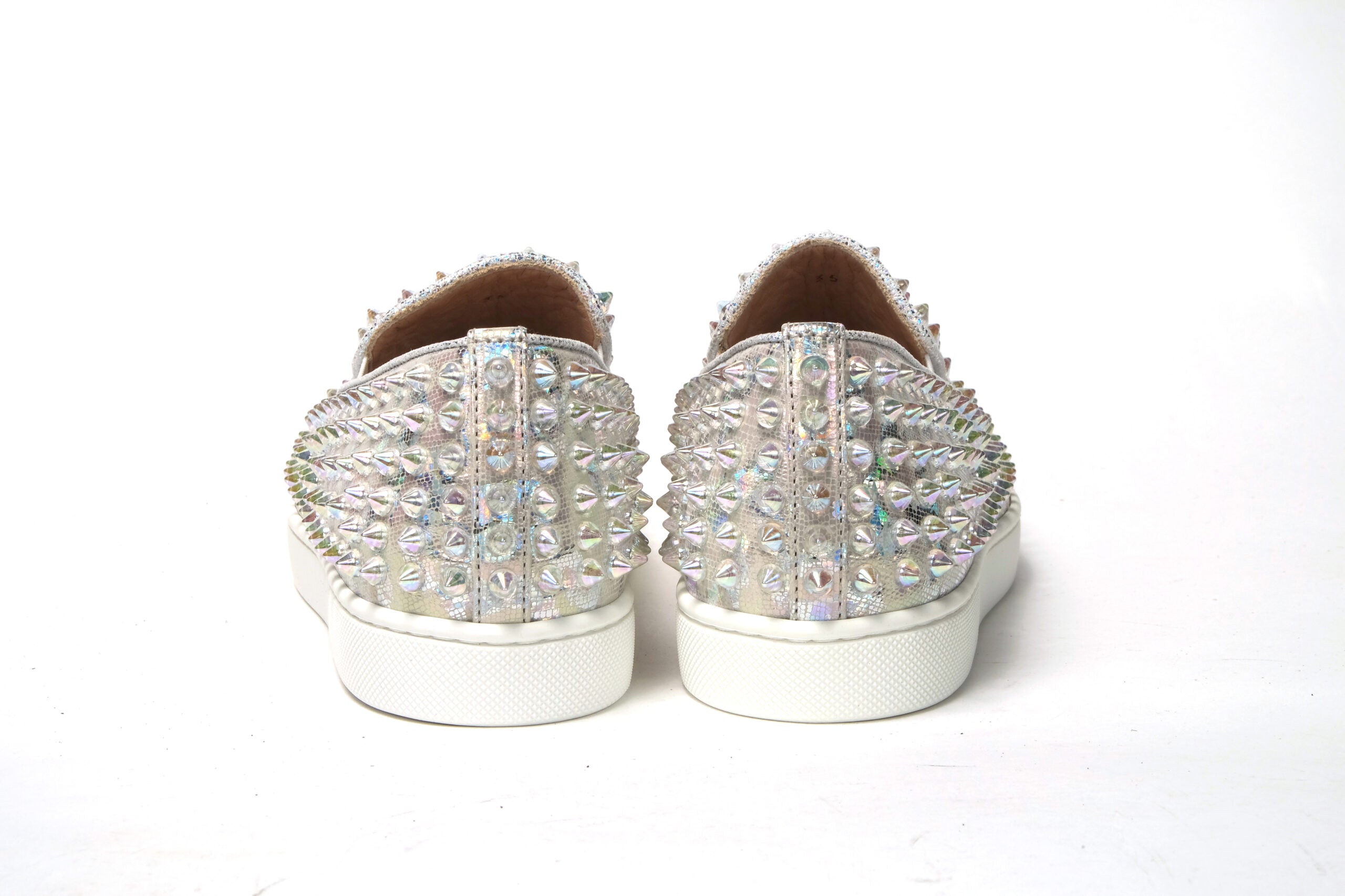 Chaussures plates Christian Louboutin Ab Roller Boat pour femme, blanche avec détails transparents et semelle plate élégante.