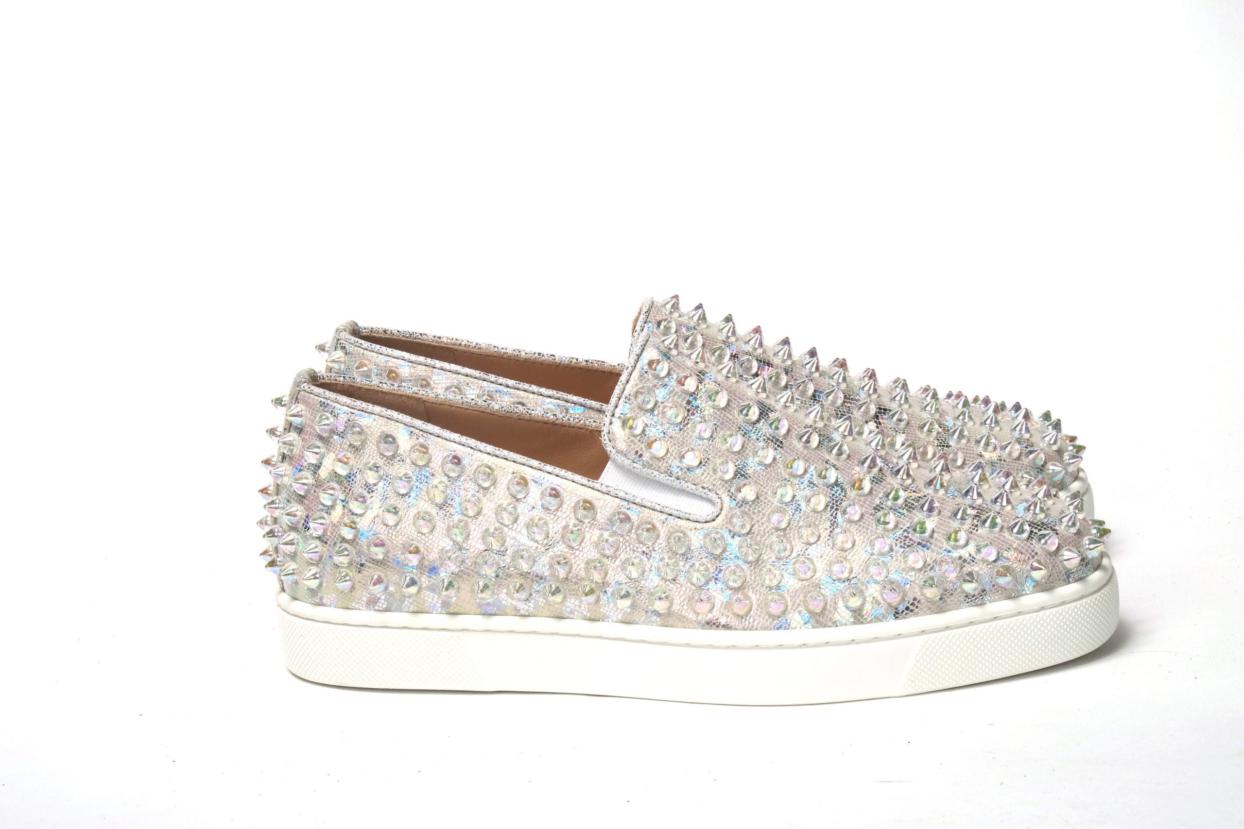 Sneakers plates plates Christian Louboutin blanches en cuir avec détails transparents, style bateau pour femmes, chaussures plates élégantes