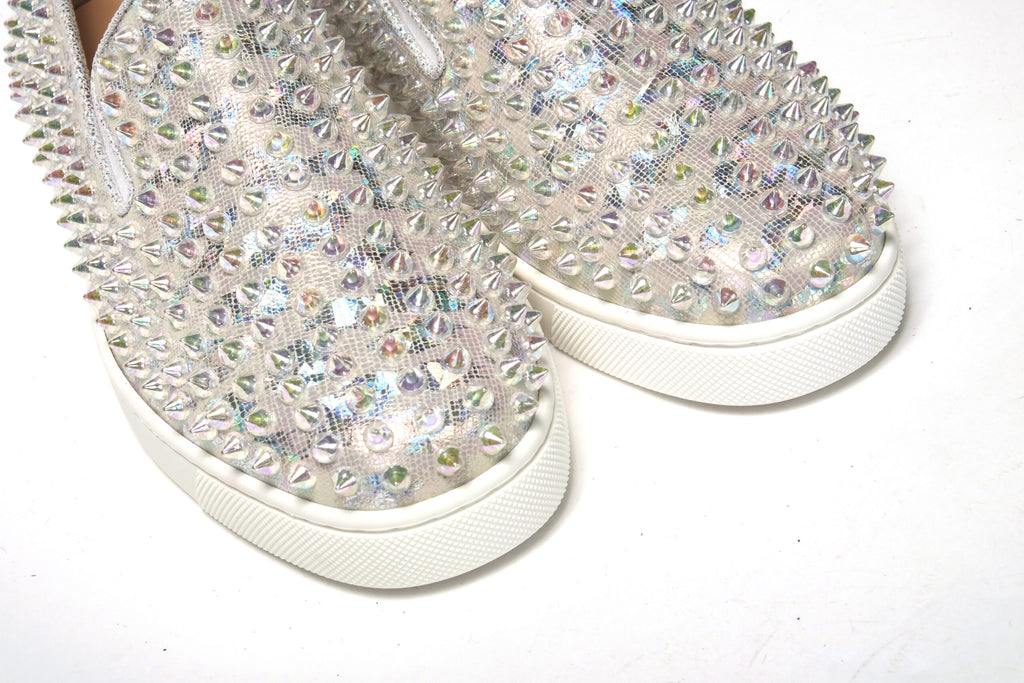 Chaussure sneaker plate Christian Louboutin blanche avec détails transparents et motif bateau pour femme, silhouette plate et élégante.