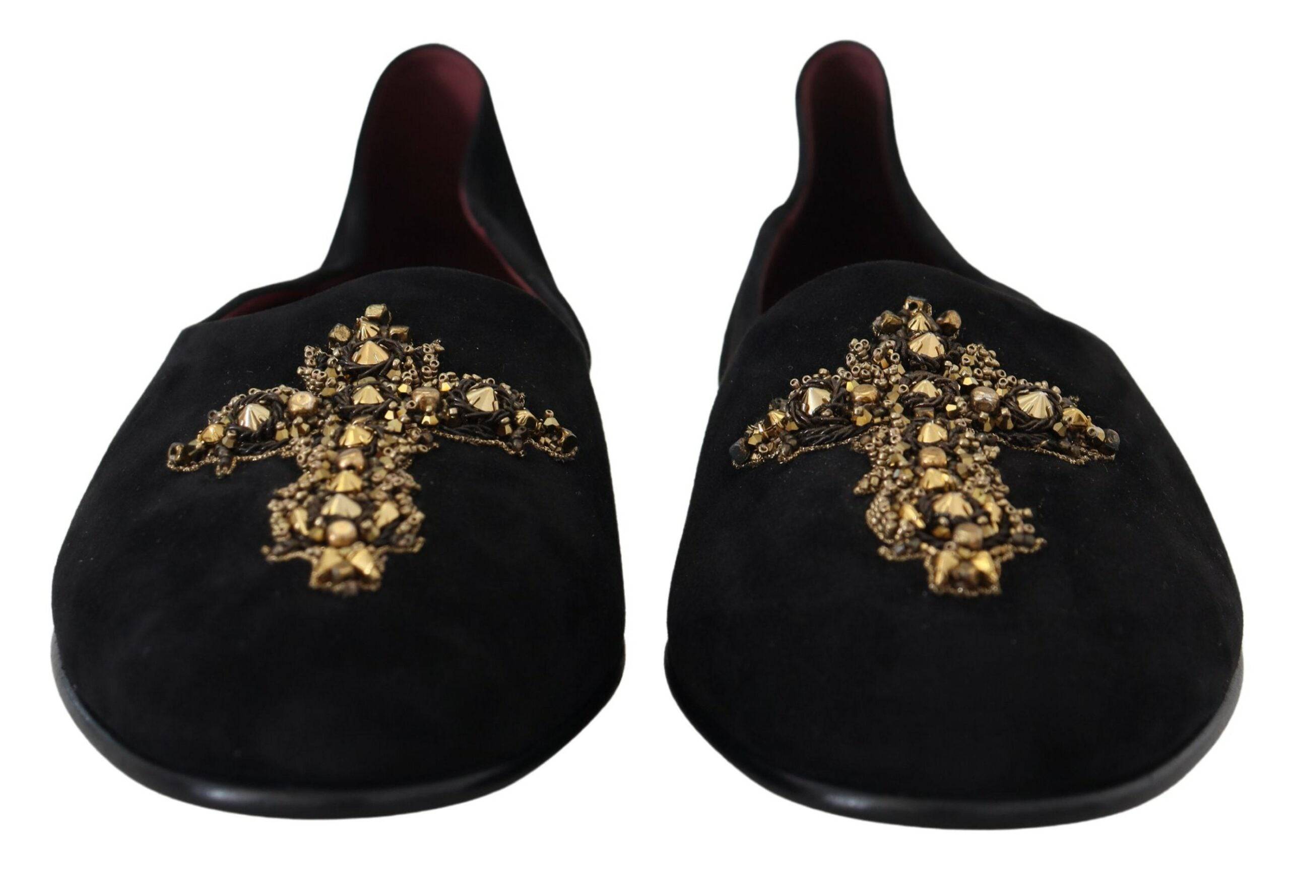 Chaussures mocassins Dolce & Gabbana en daim noir avec croix dorée, slip-on élégants et sophistiqués.