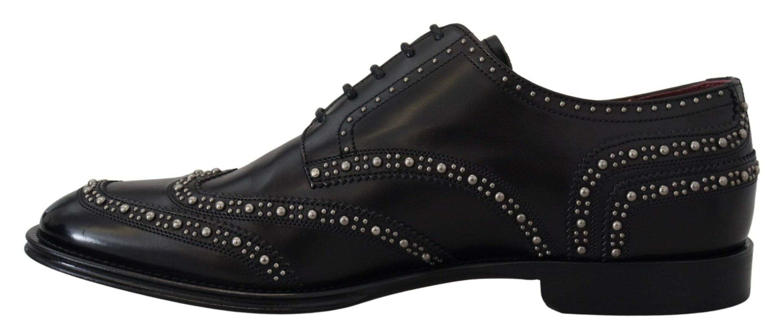 Chaussures Derby en cuir noir Dolce & Gabbana avec studs, élégantes et sophistiquées, vues de côté.