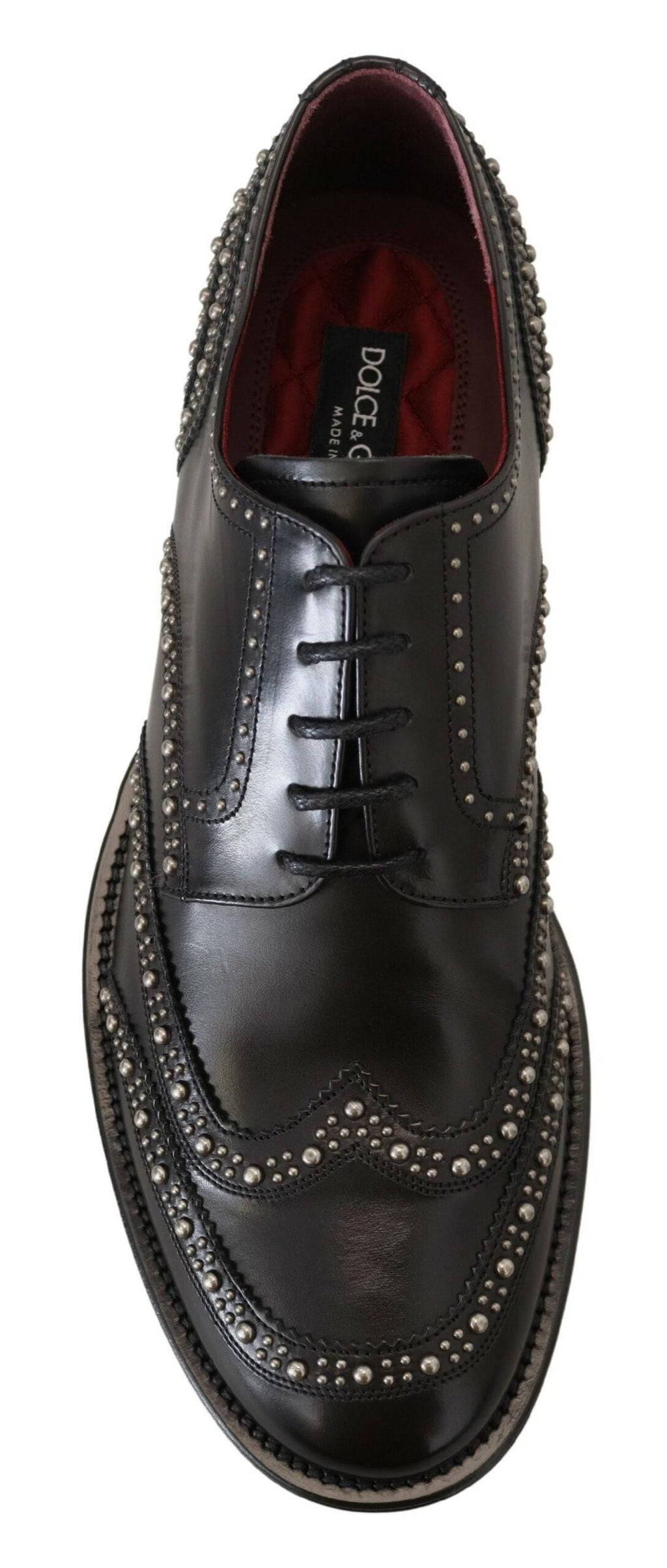 Chaussures Derby en cuir noir Dolce & Gabbana avec studs, élégantes et sophistiquées, visibles en gros plan.