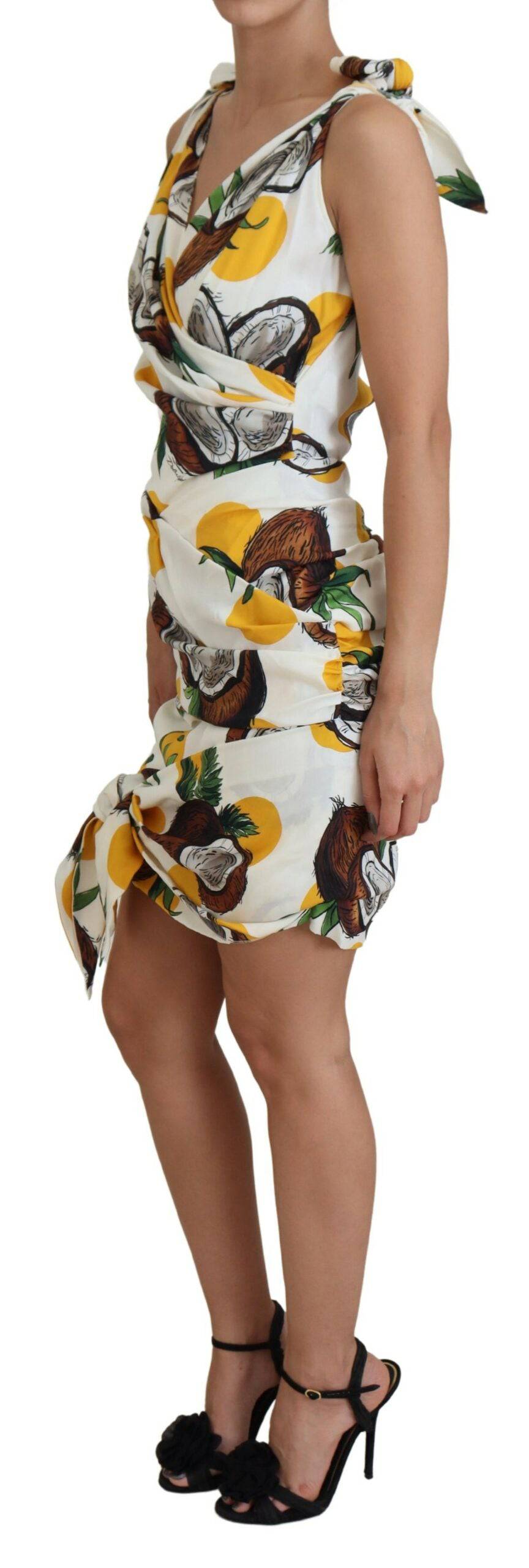 Robe courte en soie blanche à imprimé noix de coco de Dolce & Gabbana, coupe ajustée et élégante.