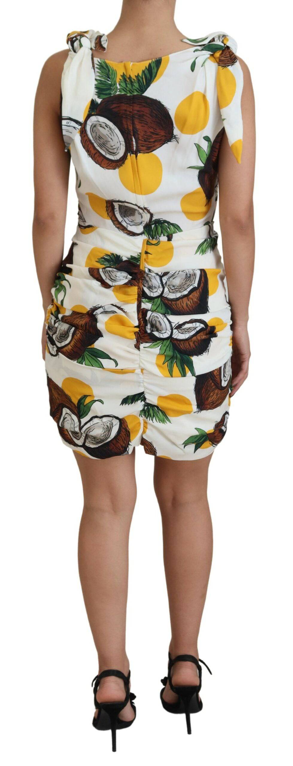 Robe courte en soie blanche à motif noix de coco de Dolce & Gabbana, coupe ajustée et élégante.