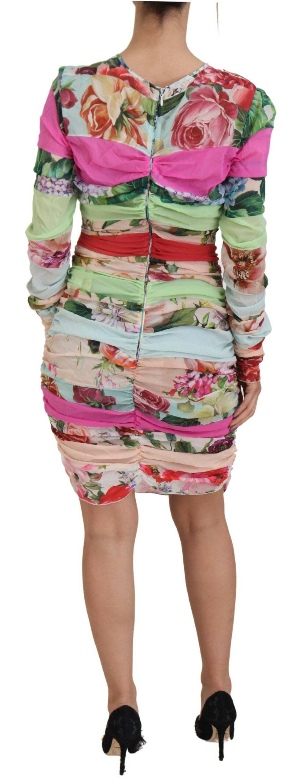 Robe moulante en soie multicolore à fleurs de Dolce & Gabbana, vêtement élégant et flatteur pour femmes.