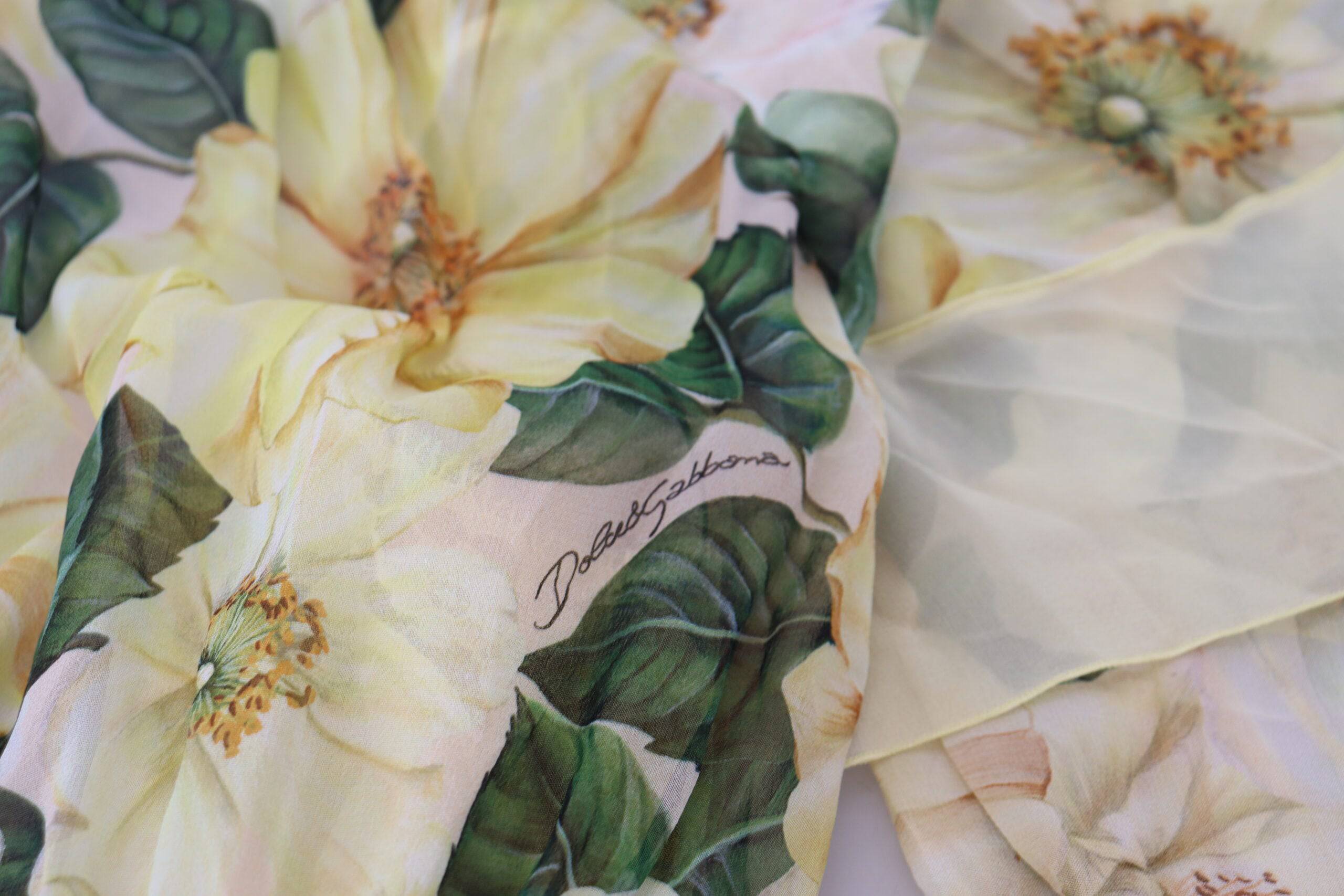 Robe longue maxi en soie multicolore avec imprimé floral de Dolce & Gabbana, élégante et fluide, pour une allure sophistiquée.