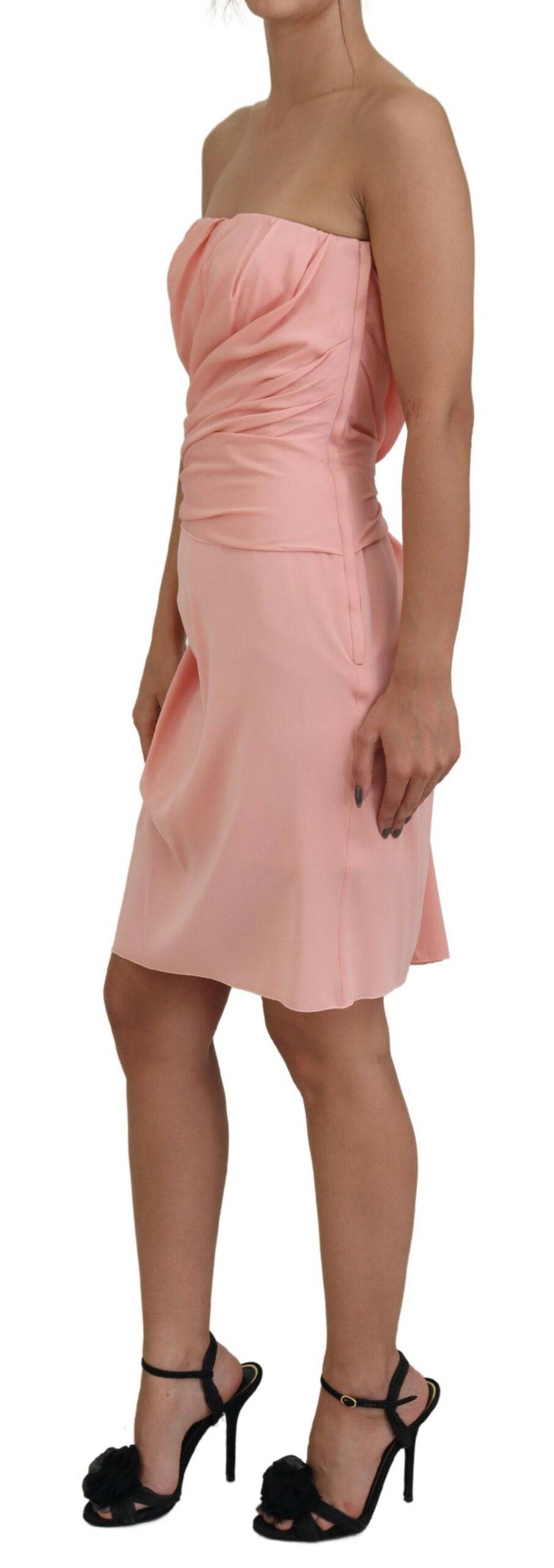 Robe bustier rose en soie stretch de Dolce & Gabbana, silhouette élégante et tissu fluide, vue en gros plan.