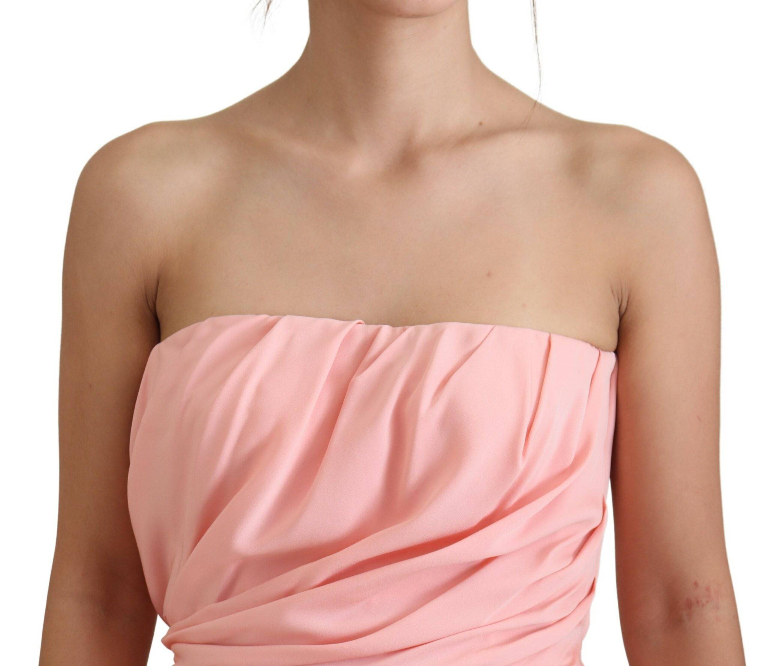Robe bustier en soie rose Dolce & Gabbana, robe droite sans bretelles, élégante et ajustée, tissu brillant et sophistiqué.
