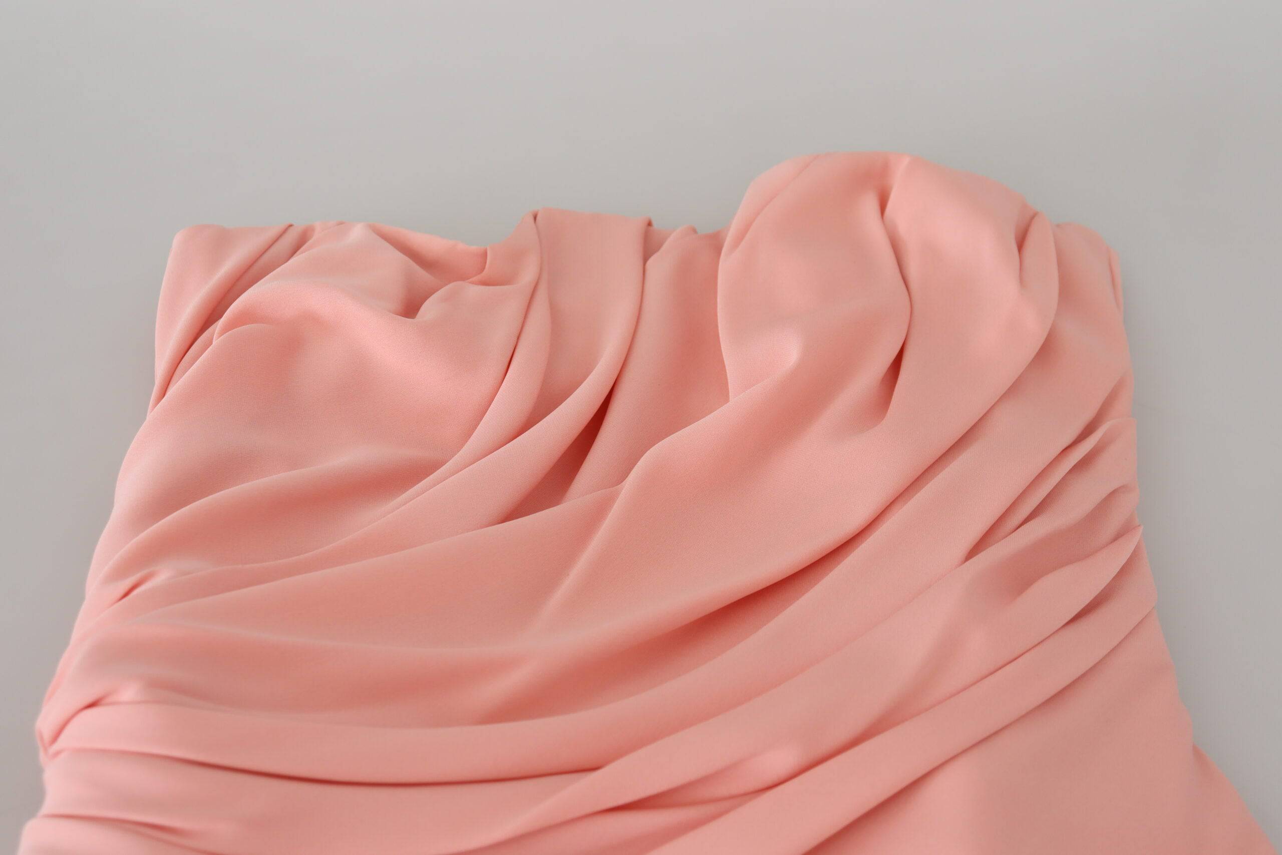 Robe bustier en soie rose de Dolce & Gabbana, robe courte et ajustée sans bretelles avec silhouette élégante.