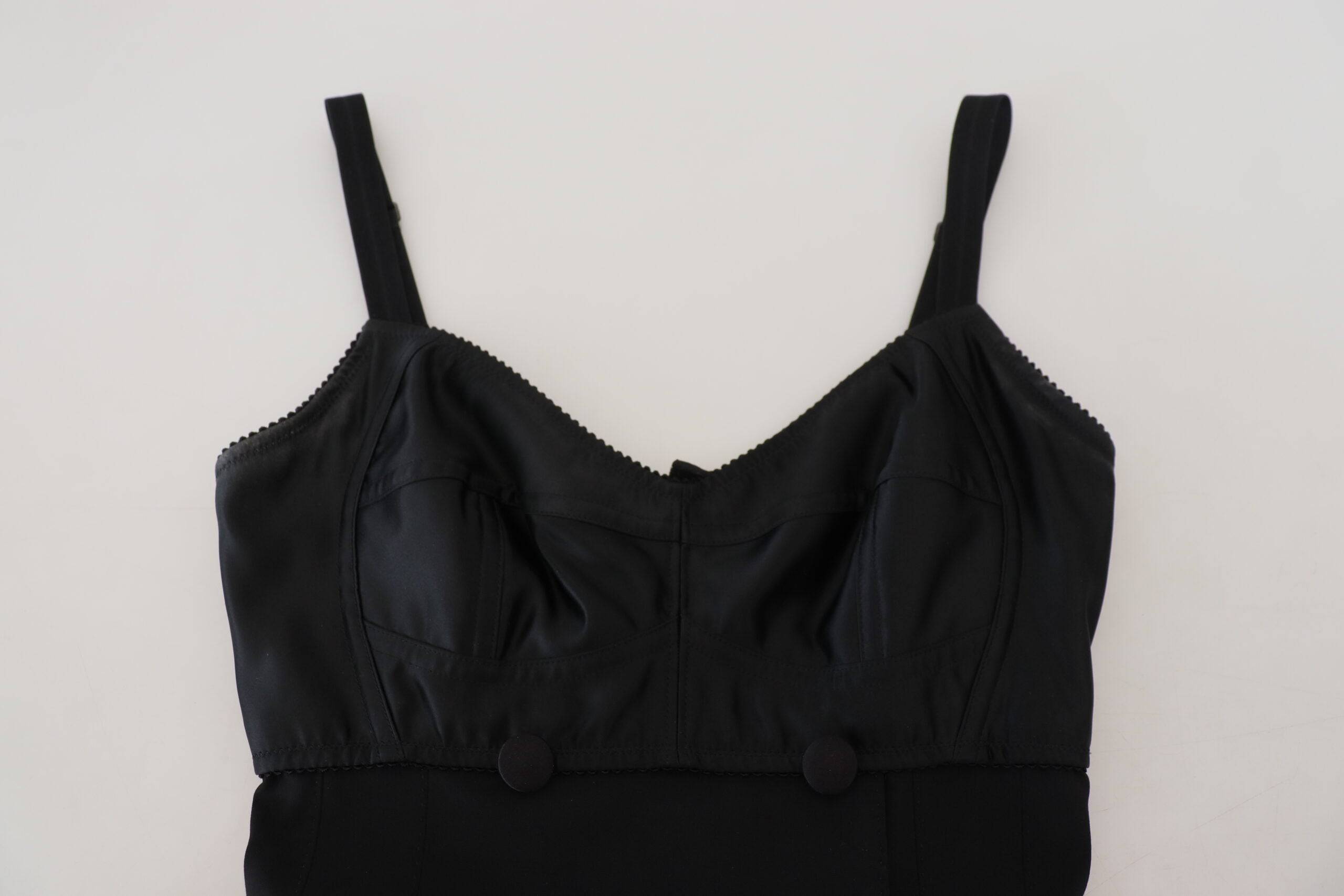 Robe courte noire en laine stretch Dolce & Gabbana, ajustée et élégante, visible sur un fond neutre.
