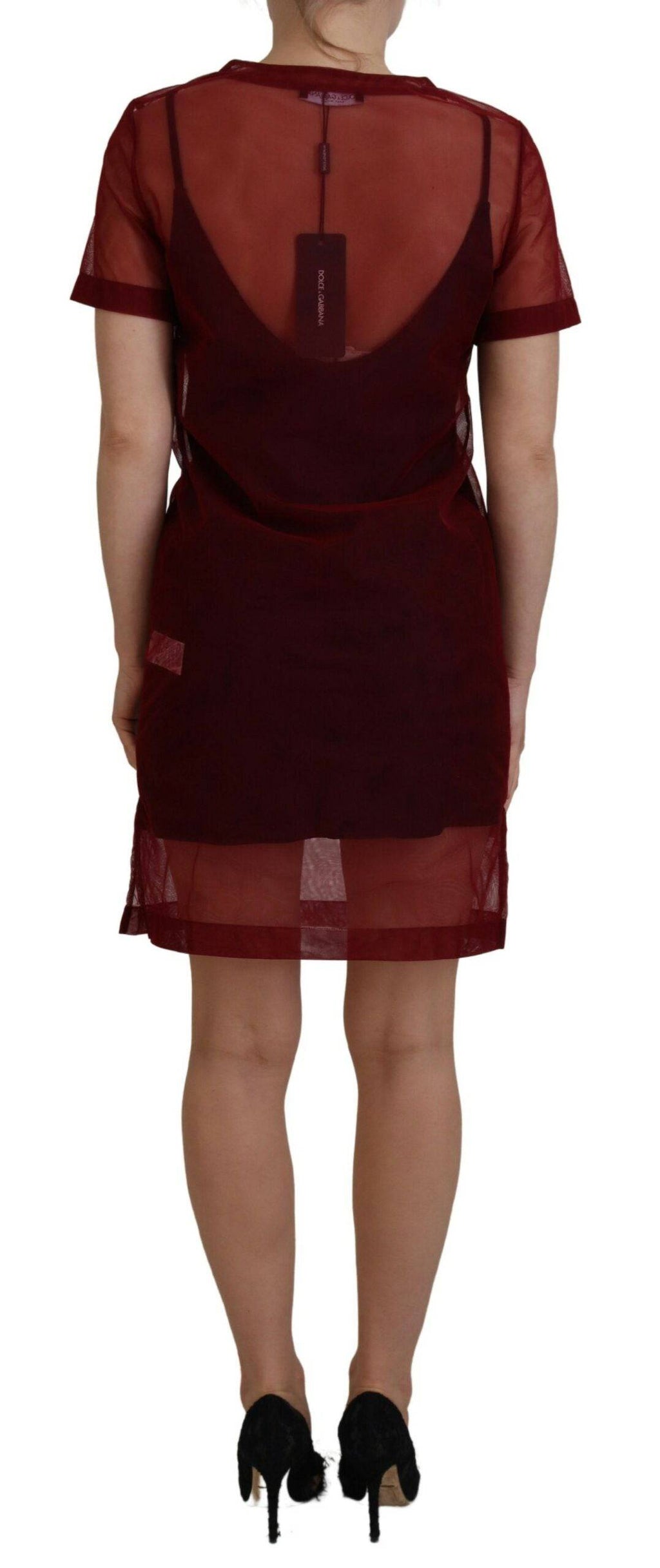 Robe courte en nylon bordeaux à deux couches de Dolce & Gabbana, style shift, élégante et tendance.