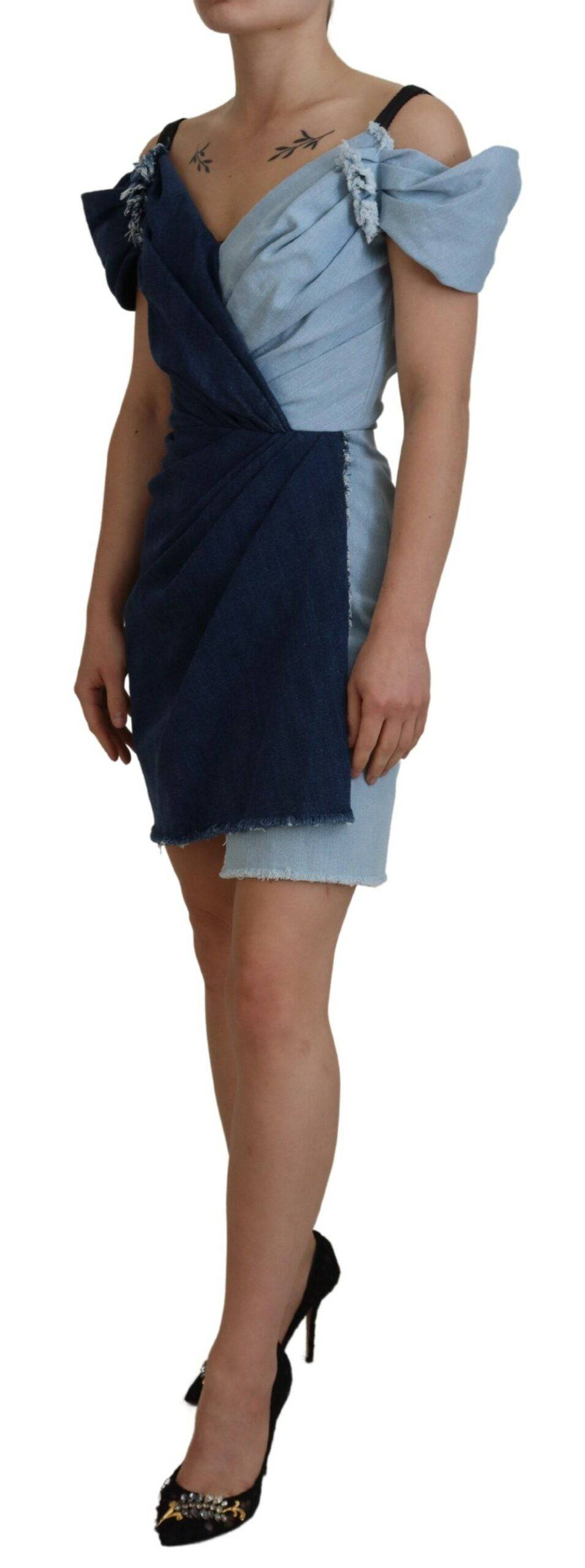 Robe courte en denim patchwork deux tons bleus de Dolce & Gabbana, style élégant et tendance.