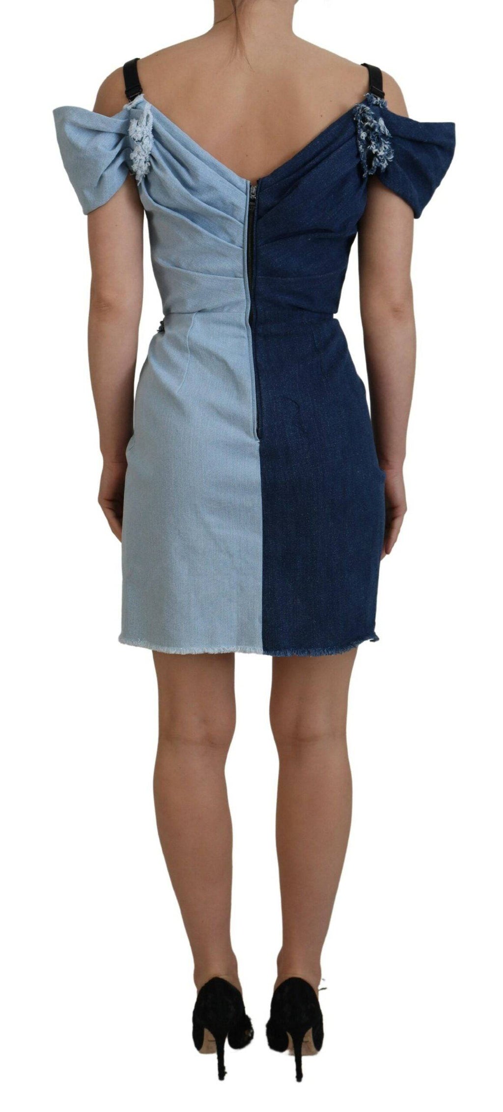 Robe courte en denim patchwork deux tons bleu de Dolce & Gabbana, style élégant et moderne, visible avec détails de couture.