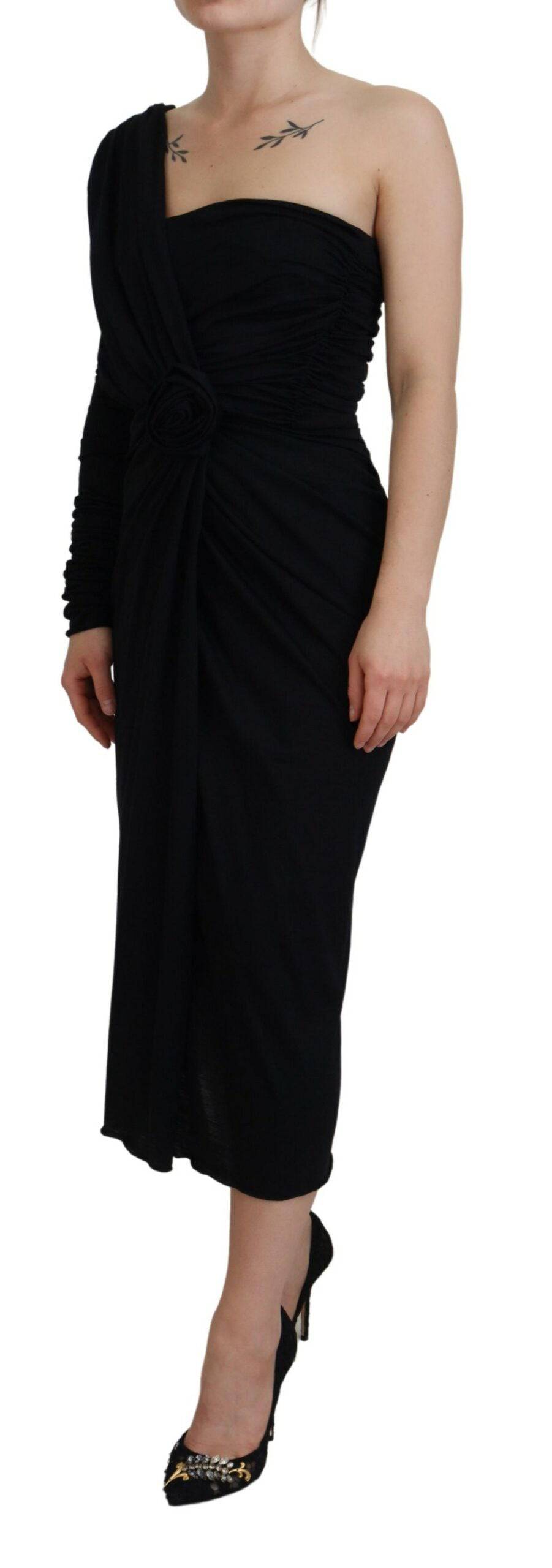 Robe noire en laine Dolce & Gabbana, robe moulante enroulée d'une épaule, élégante et sophistiquée.