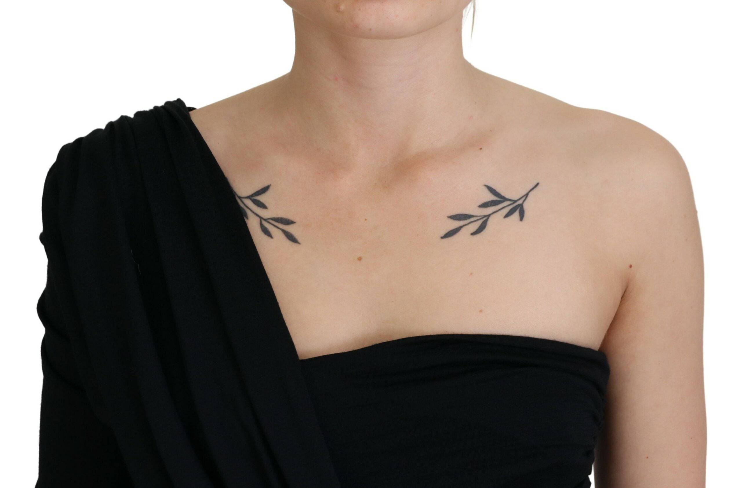 Robe fourreau noire Dolce & Gabbana en laine, à épaule asymétrique et style wrap, élégante et sophistiquée.
