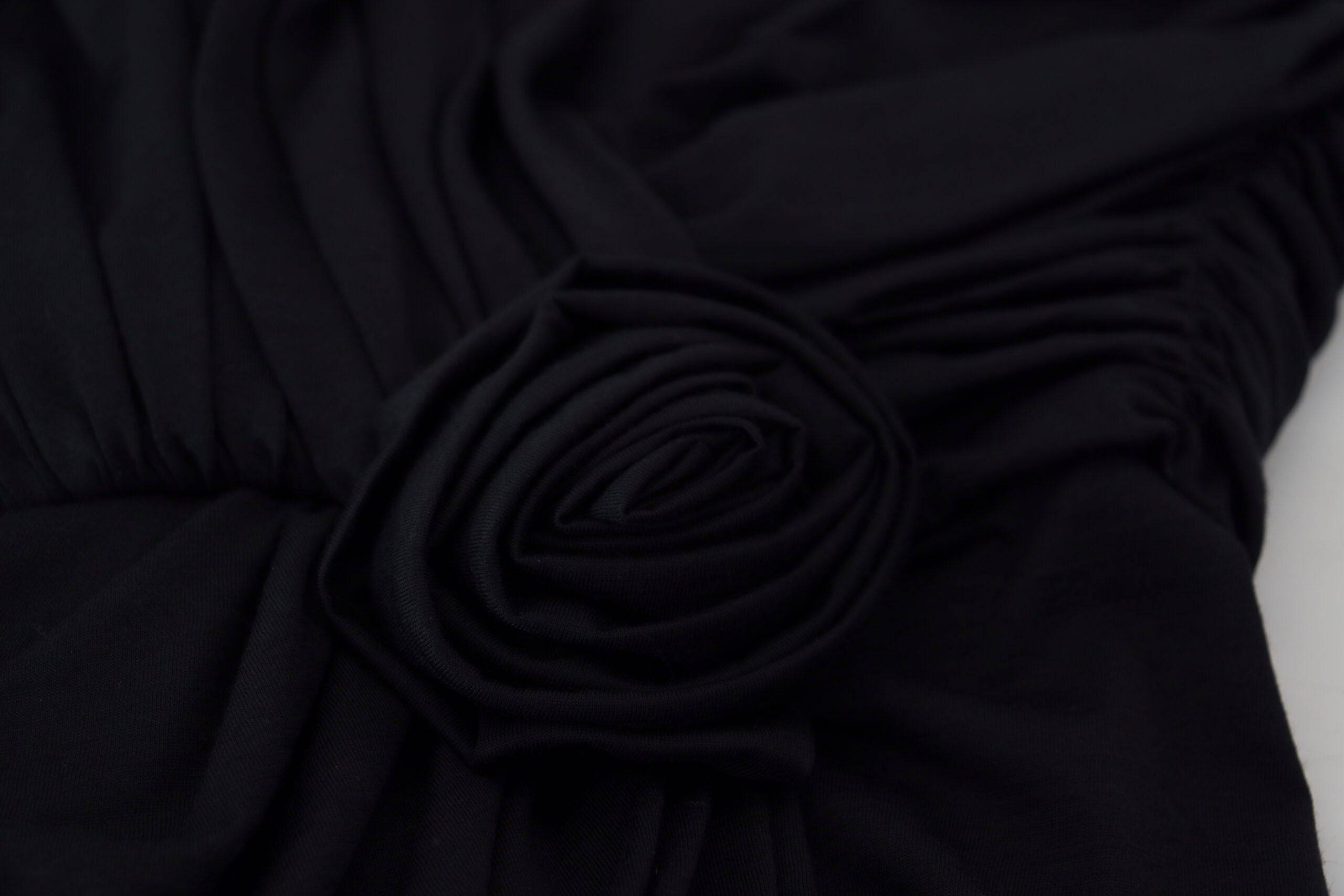Robe noire Dolce & Gabbana en laine, robe portefeuille ajustée à une épaule, élégante et sophistiquée.