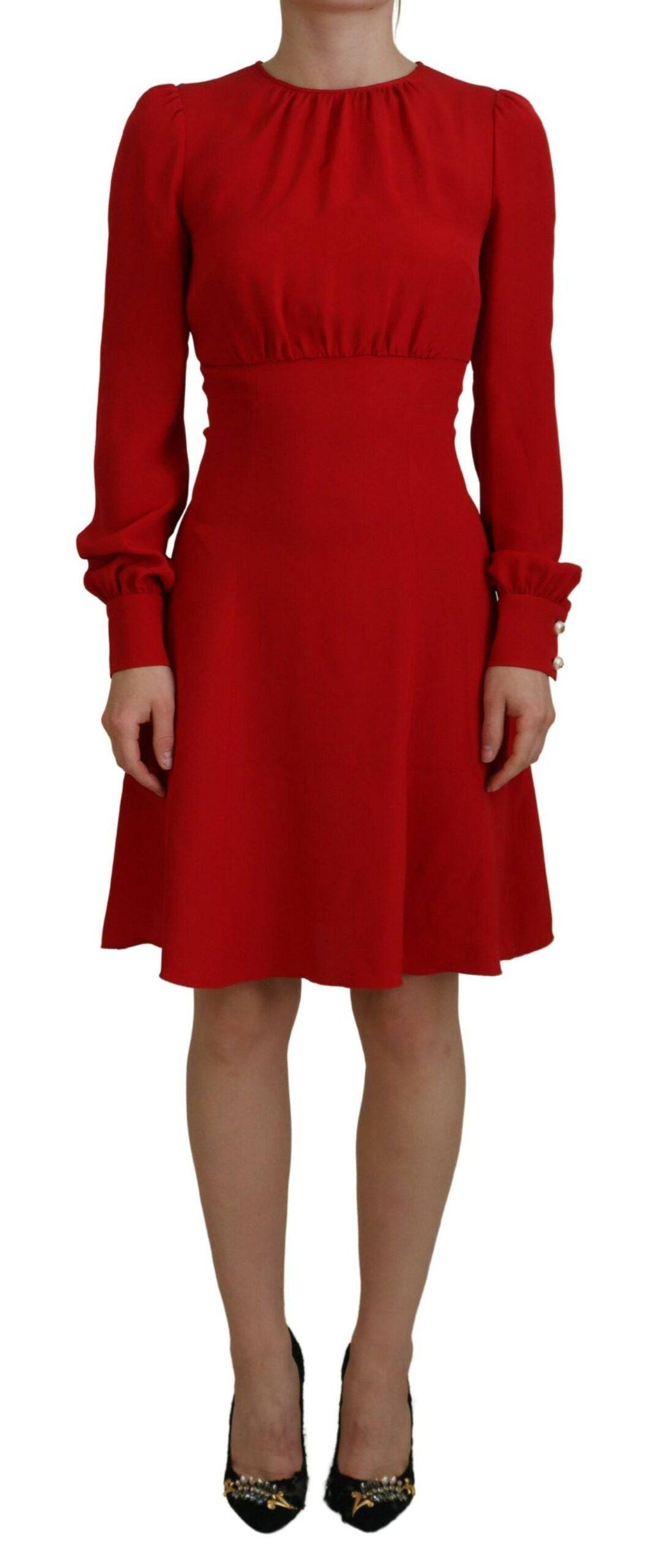 Robe en soie rouge Dolce & Gabbana, coupe droite et longueur genoux, style robe fourreau élégante et sophistiquée.