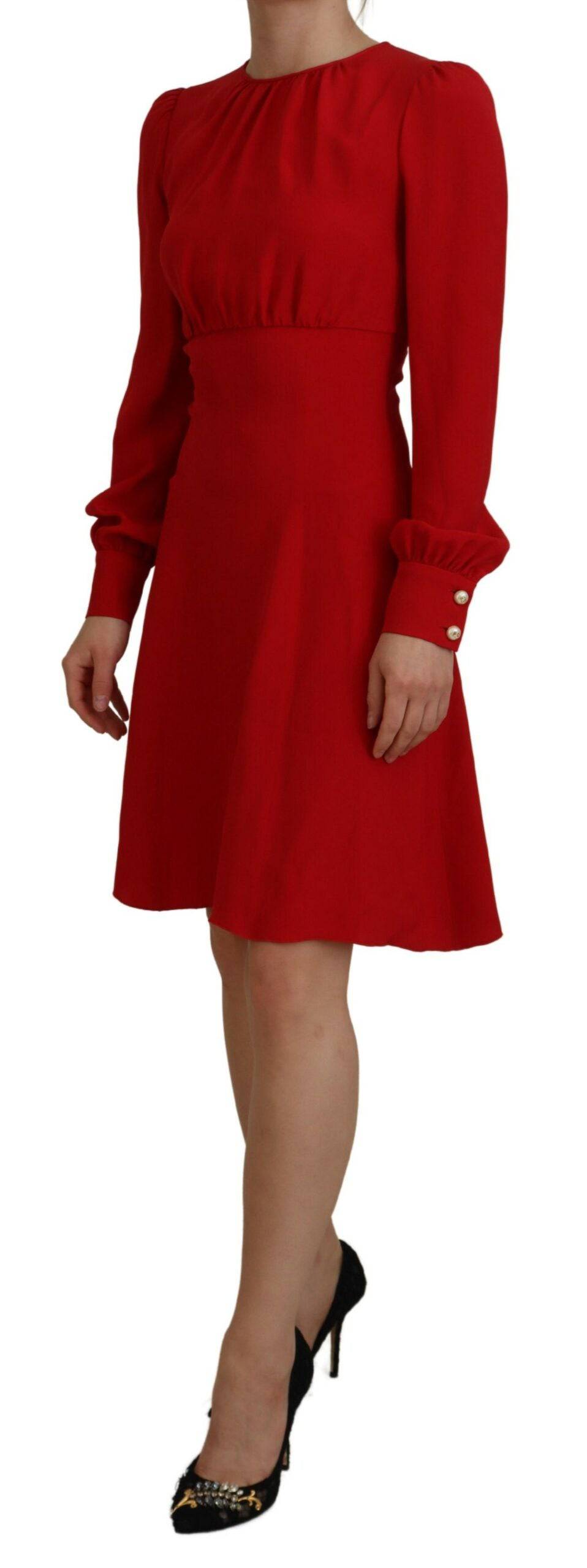 Robe de soirée rouge en soie Dolce & Gabbana, coupe cintrée et longueur genou, style élégant et sophistiqué.
