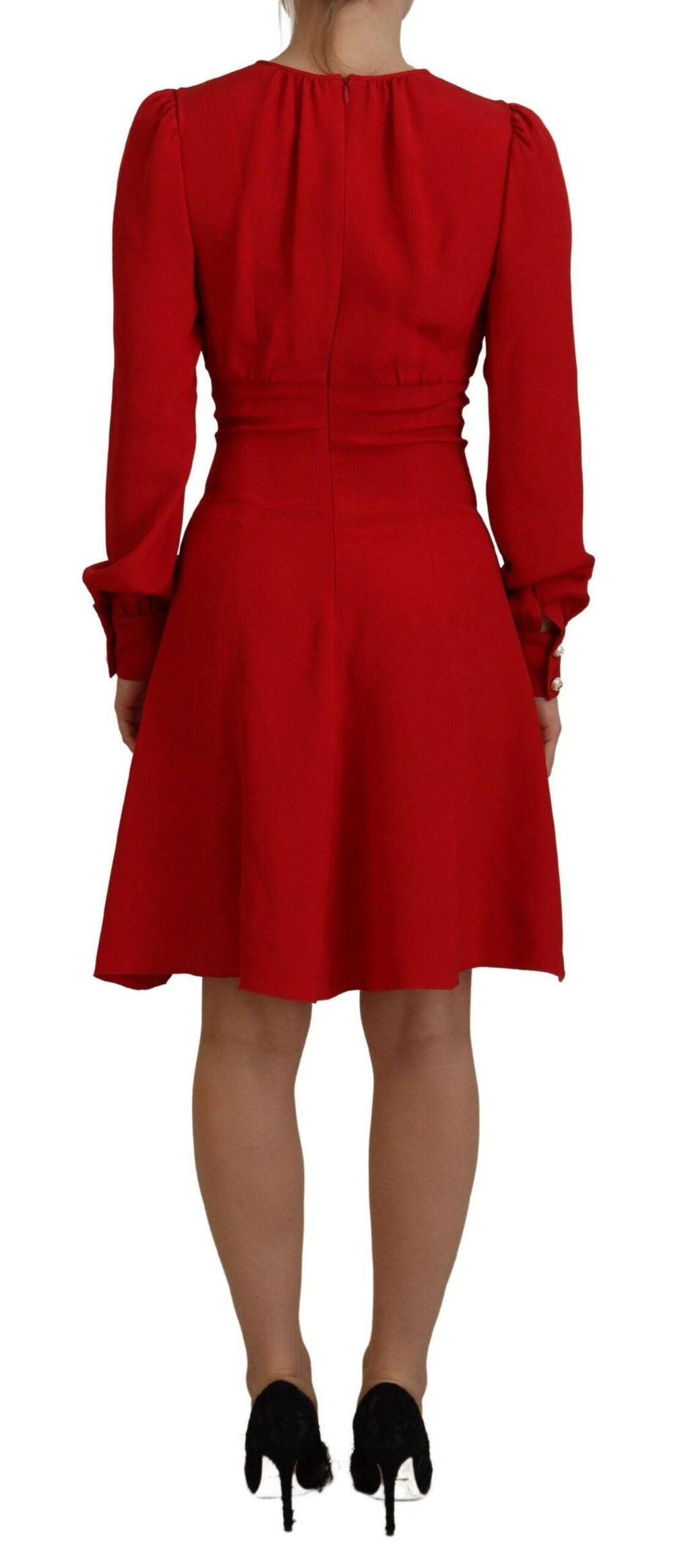 Robe en soie rouge Dolce & Gabbana, coupe cintrée et longueur genou, style robe droite élégante.