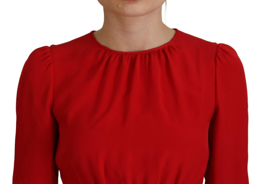 Robe droite en soie rouge de longueur genou, style portefeuille, de la marque Dolce & Gabbana, vue de face.
