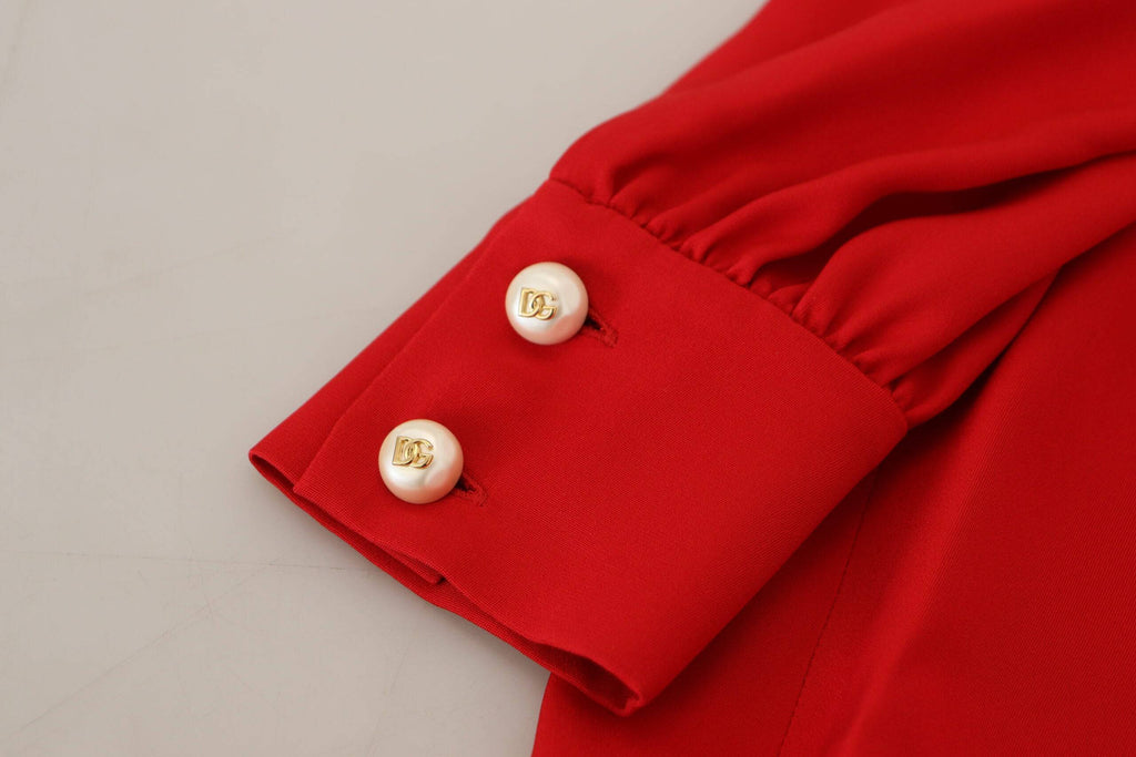 Robe droite en soie rouge Dolce & Gabbana, coupe évasée jusqu'aux genoux, élégante et sophistiquée.
