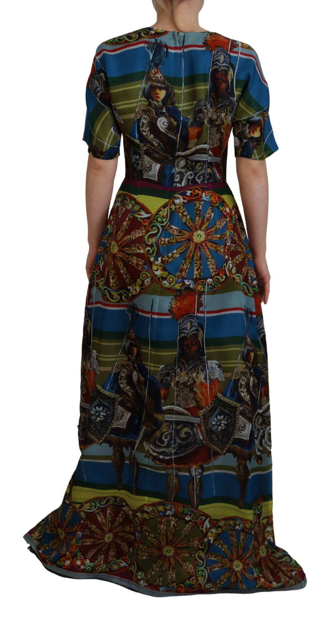 Robe longue en soie Dolce & Gabbana Sicily, coupe évasée multicolore, détails élégants et tissu fluide.