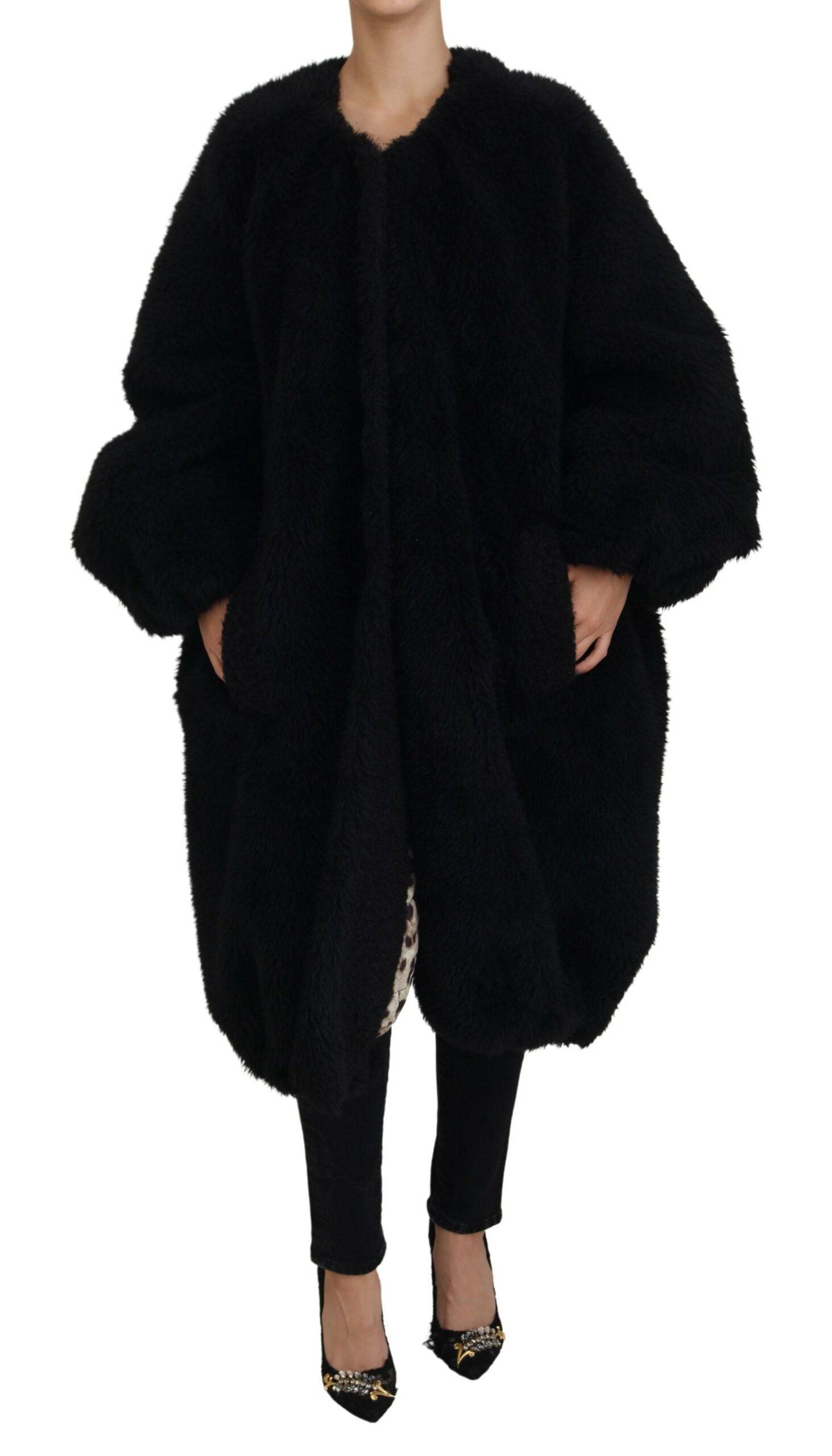 Manteau en cachemire noir Dolce & Gabbana avec fausse fourrure, coupe élégante et détails élégants.