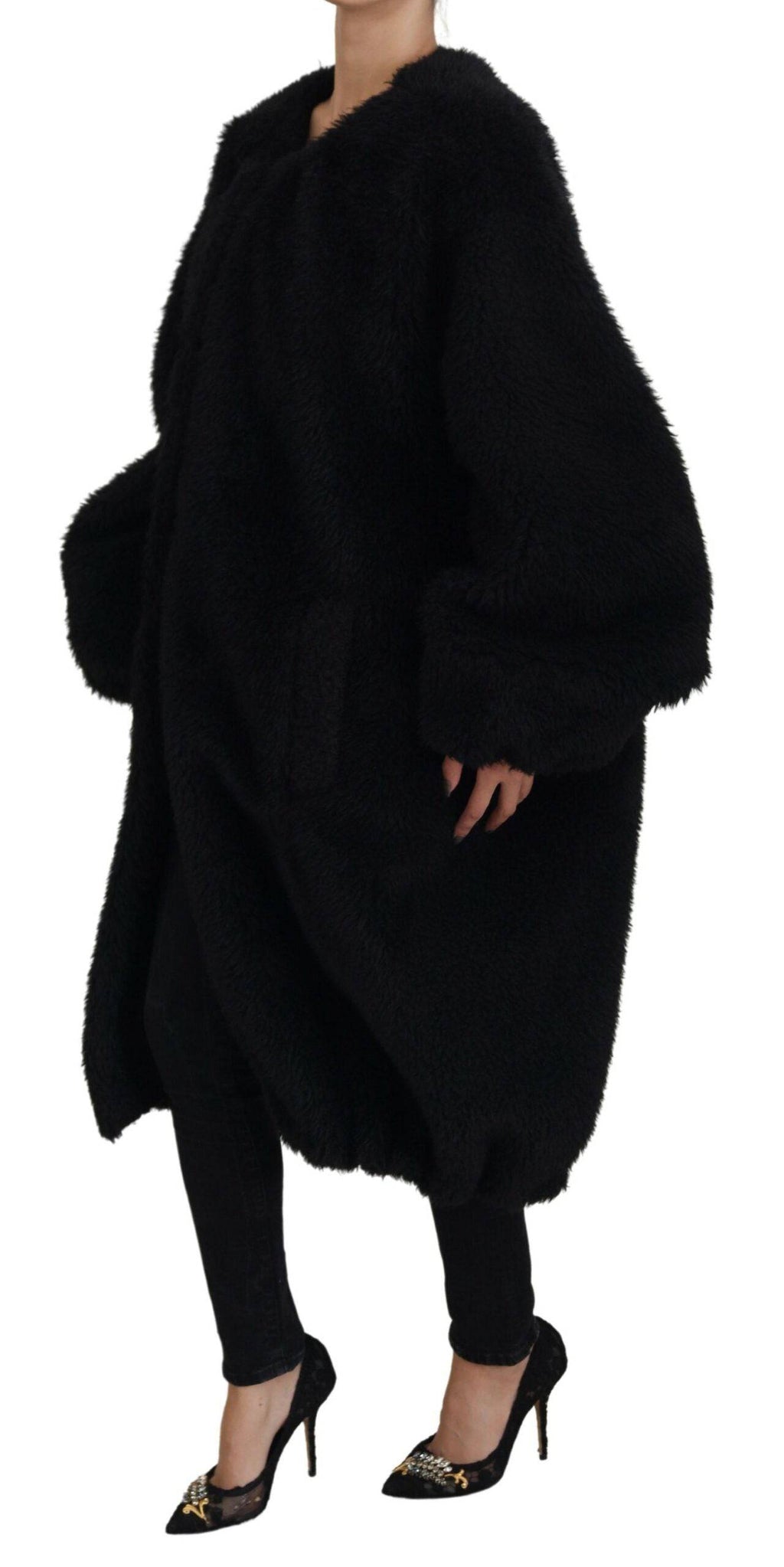 Manteau en cachemire noir Dolce & Gabbana avec fausse fourrure élégante, doublure en satin et coupe sophistiquée.