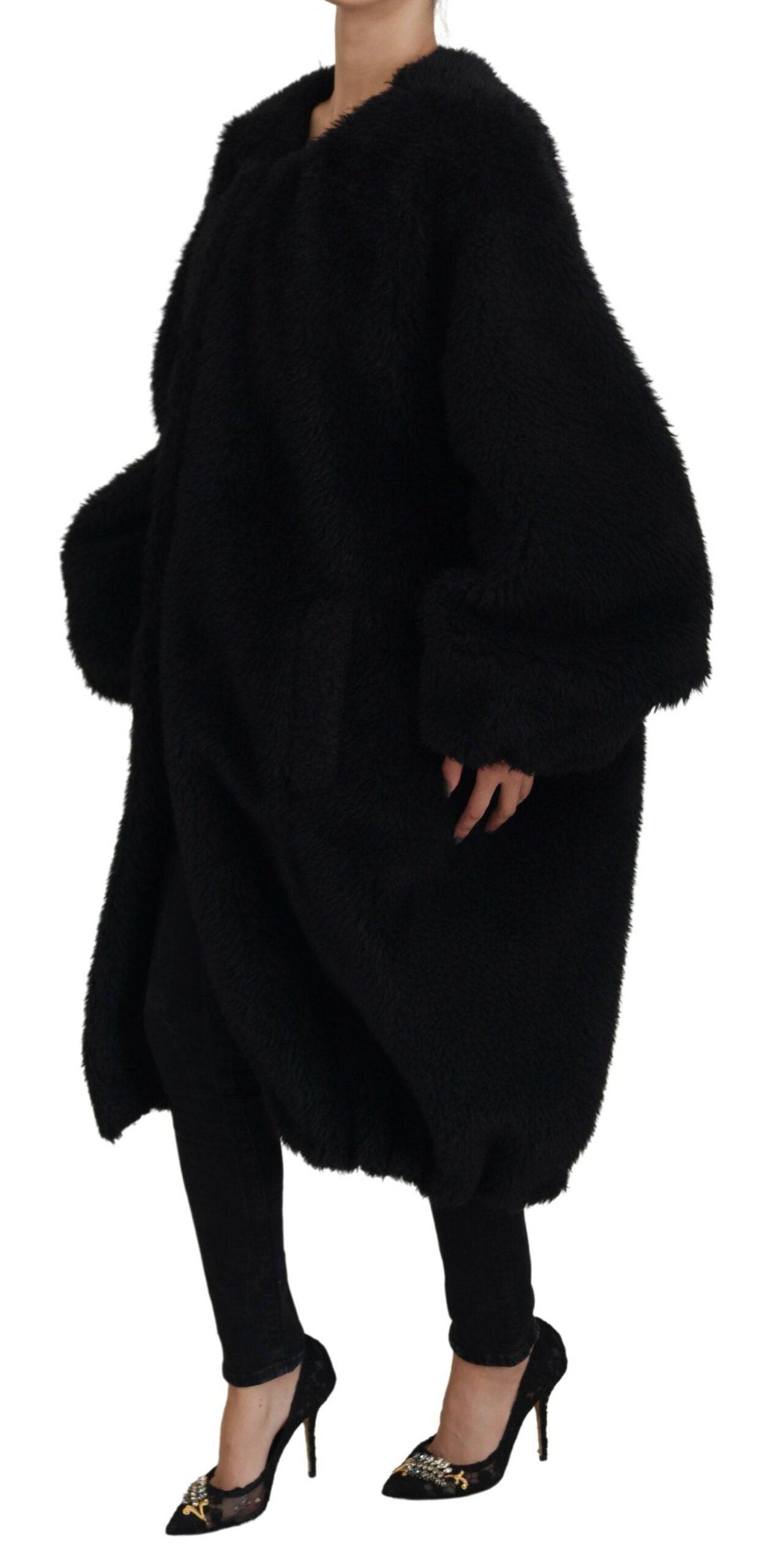 Manteau en cachemire noir Dolce & Gabbana avec fausse fourrure élégante, doublure en satin et coupe sophistiquée.