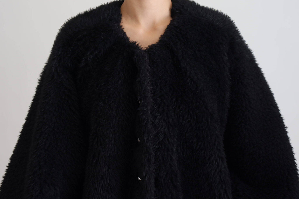 Manteau en cachemire noir Dolce & Gabbana avec fausse fourrure, coupe élégante et détails sophistiqués.