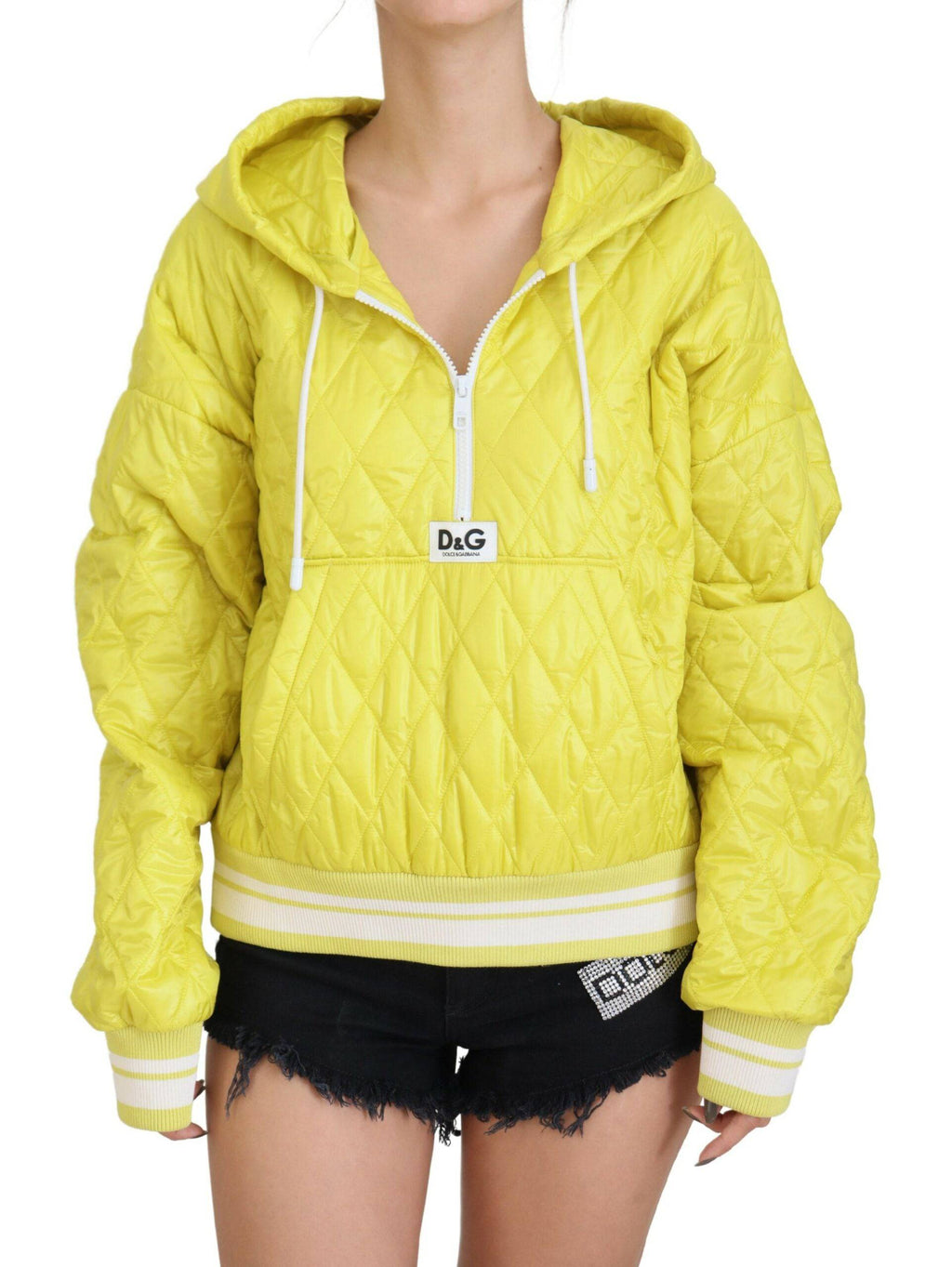 Veste à capuche matelassée en nylon jaune Dolce & Gabbana, style décontracté avec logo visible sur la poitrine.
