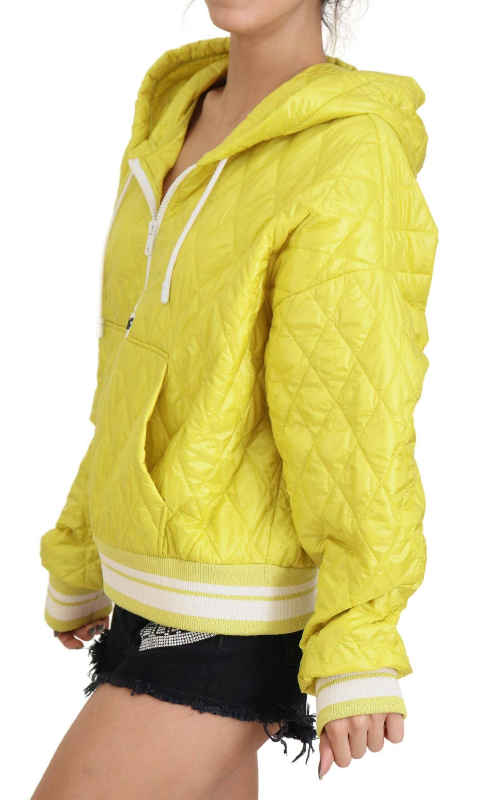 Veste à capuche en nylon matelassé jaune de Dolce & Gabbana, coupe décontractée, détails de couture visibles.