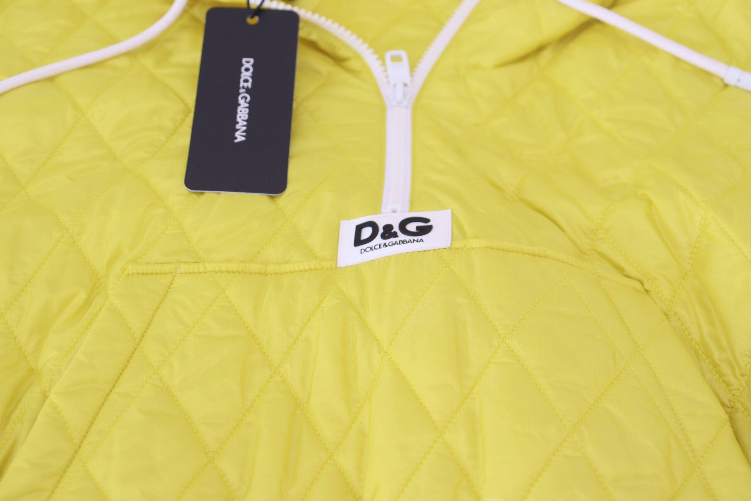 Veste à capuche en nylon matelassé jaune de Dolce & Gabbana, style décontracté, fermeture éclair et détails modernes.