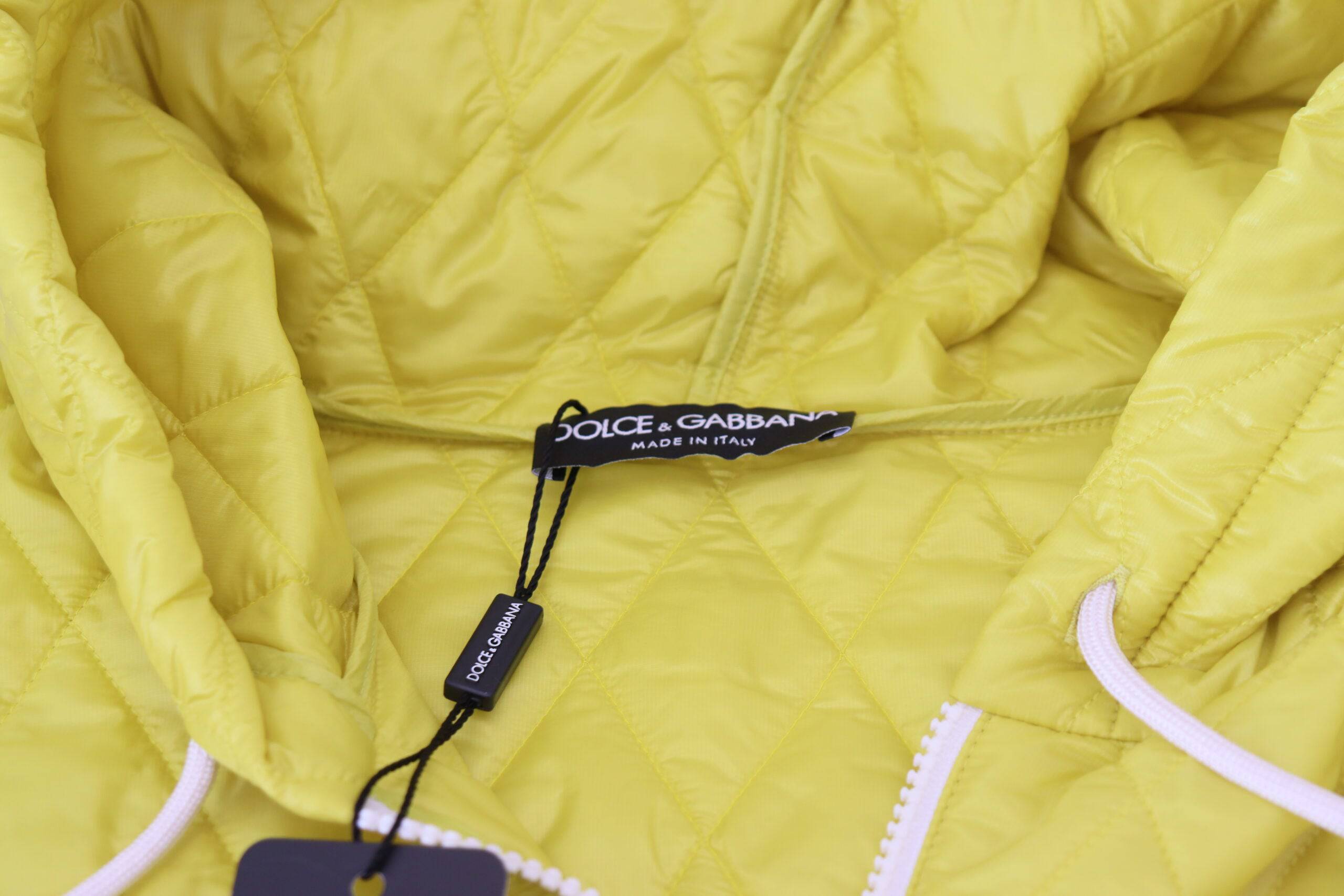Veste à capuche matelassée en nylon jaune Dolce & Gabbana, coupe décontractée, détails de couture et fermeture éclair devant.