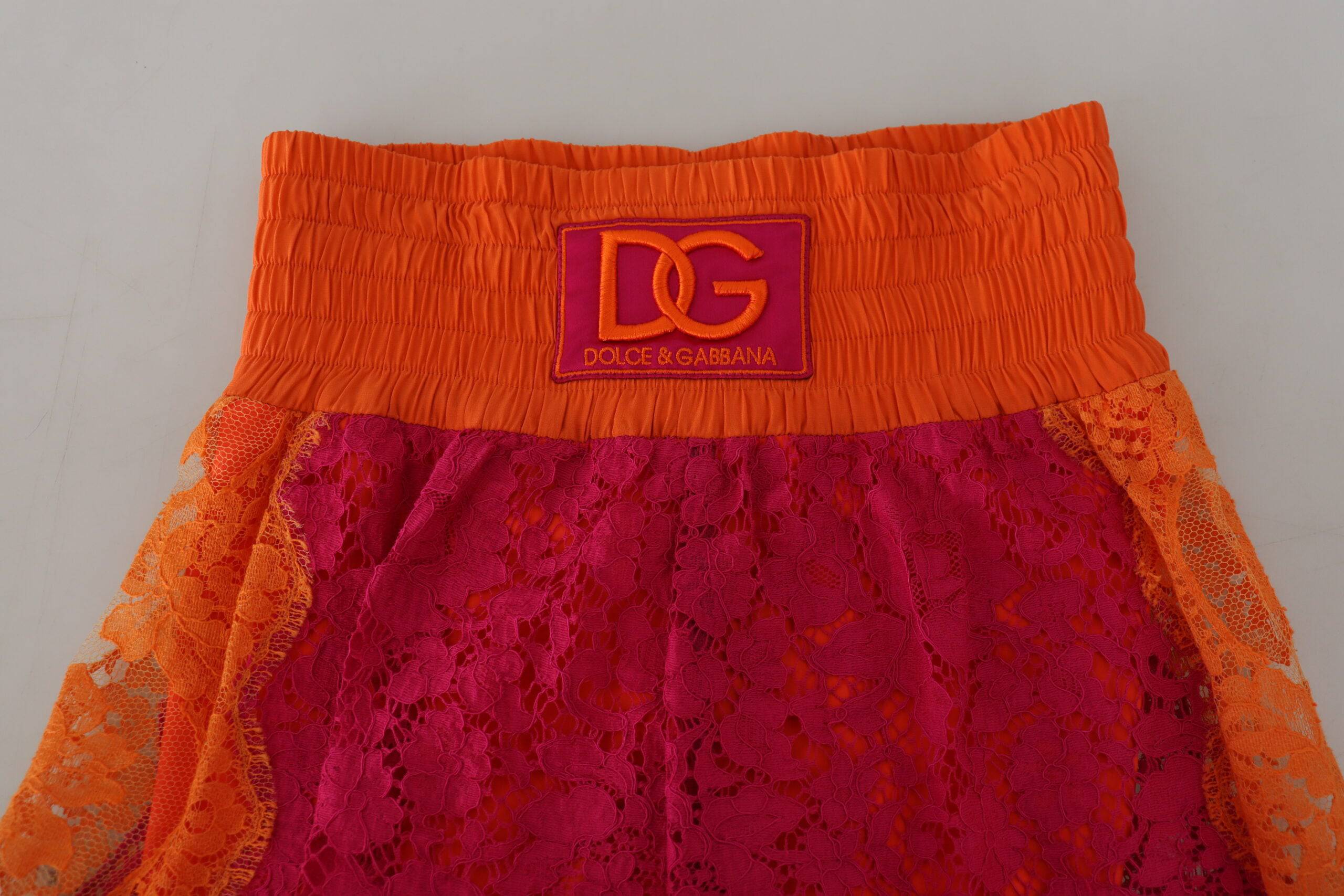 Shorts en coton rose et orange à taille haute Dolce & Gabbana avec dentelle, détail élégant et mode sophistiquée.