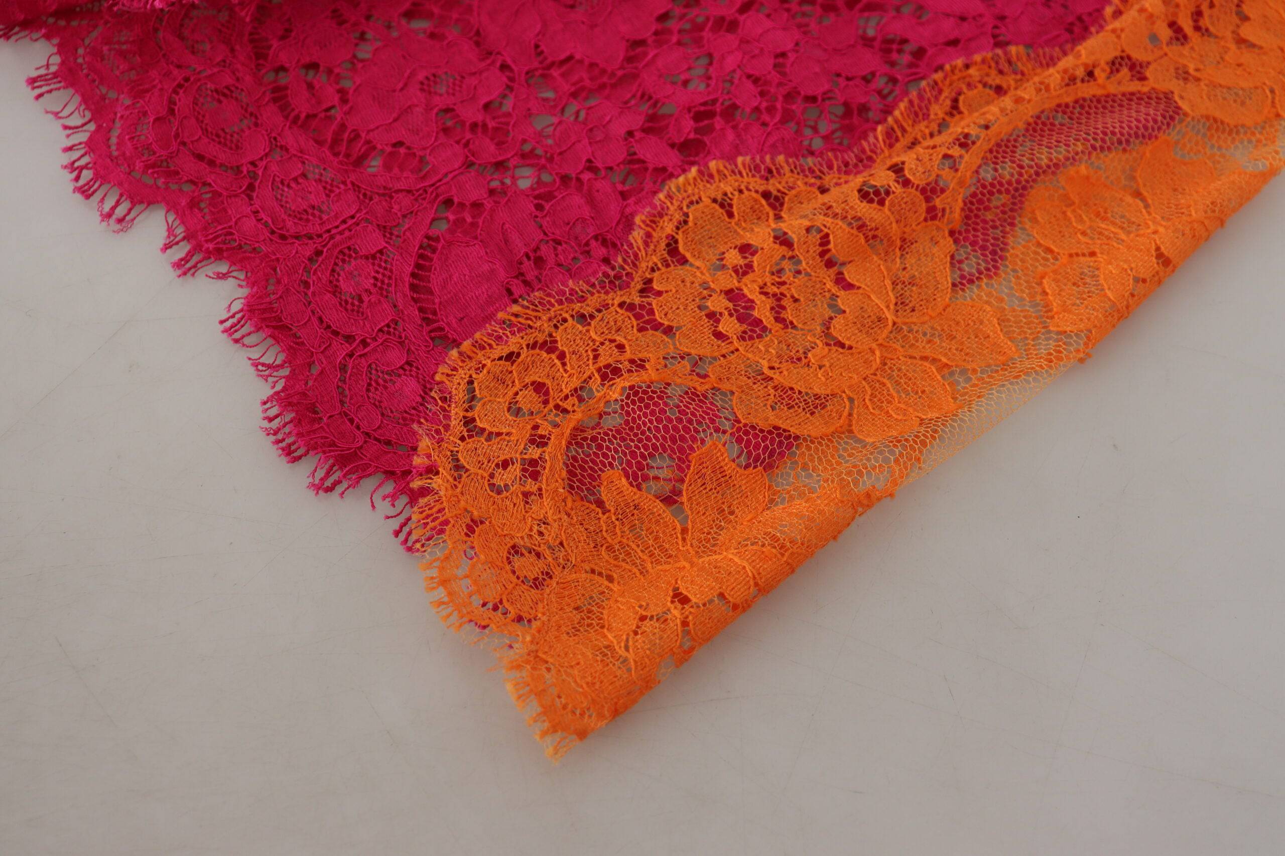 Shorts en coton rose et orange Dolce & Gabbana à taille haute en dentelle, style élégant et confortable.