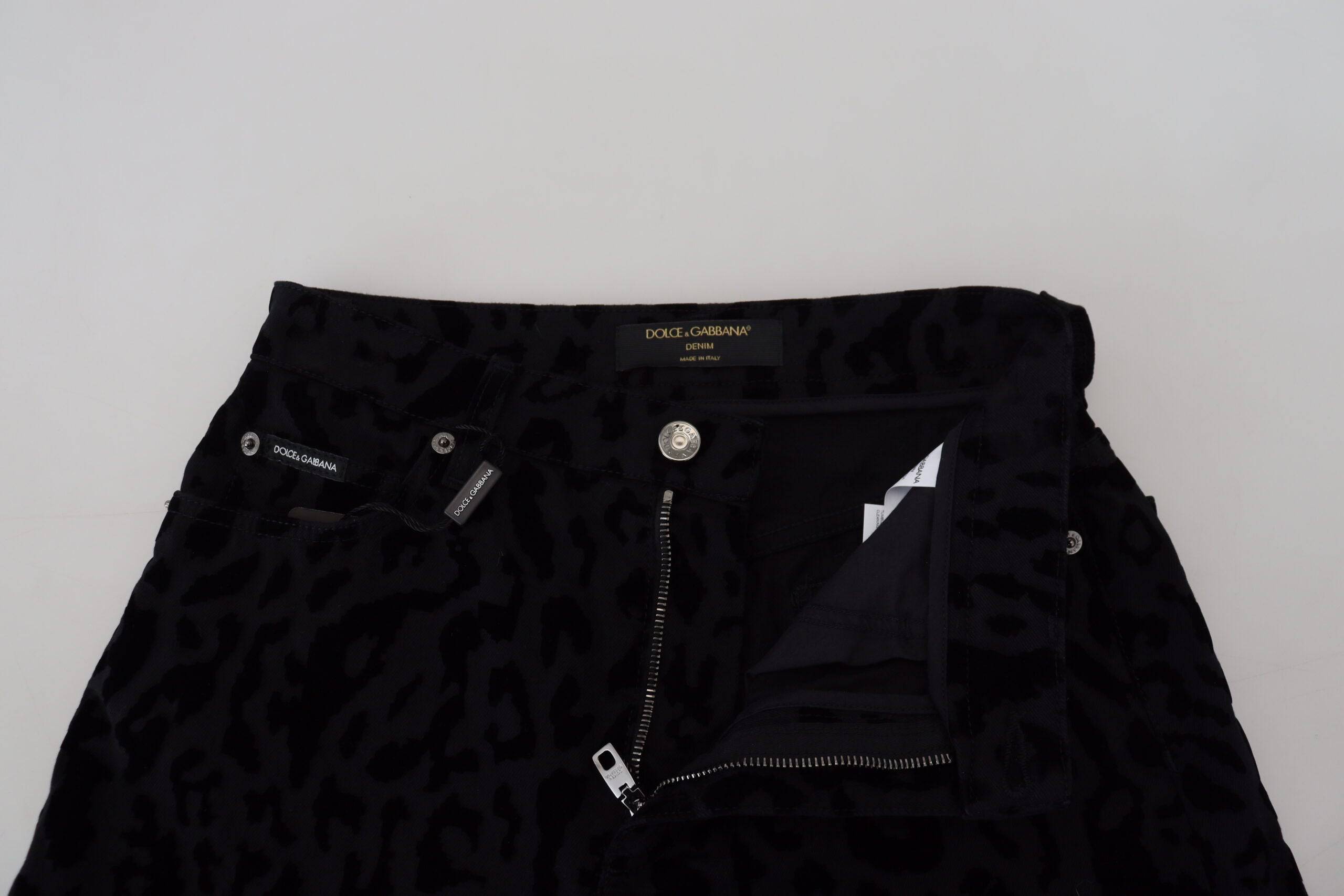 Shorts Dolce & Gabbana en denim noir, coton stretch, coupe hot pants, vêtement court et tendance pour femmes.