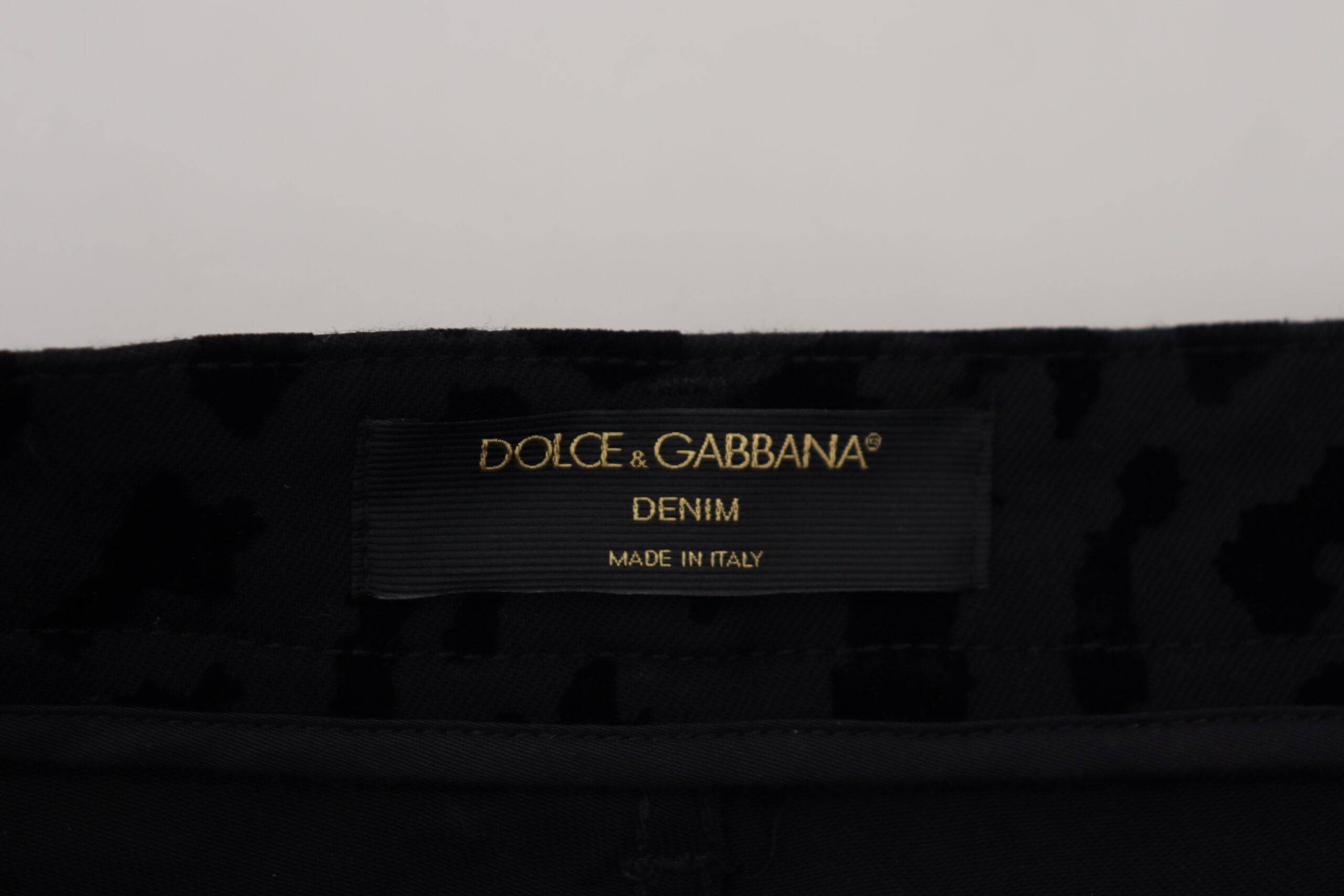 Shorts en denim noir Dolce & Gabbana, coton stretch, pantalon court tendance pour femme, vue de face.