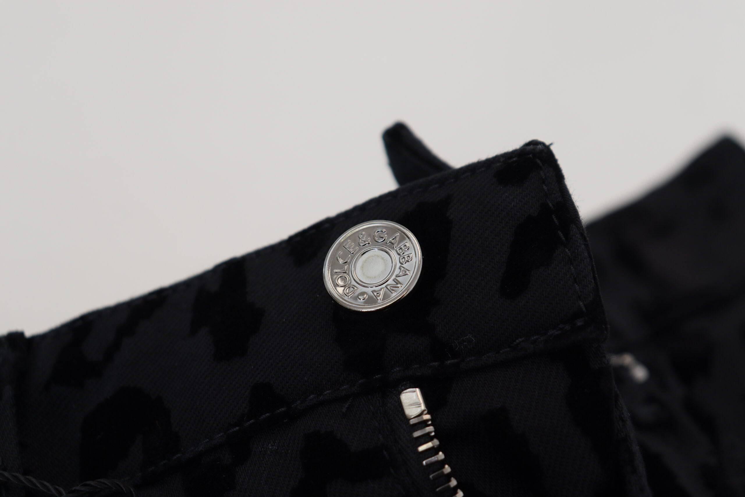 Shorts Dolce & Gabbana en denim noir en coton stretch, coupe courte et ajustée, mode estivale et tendance.