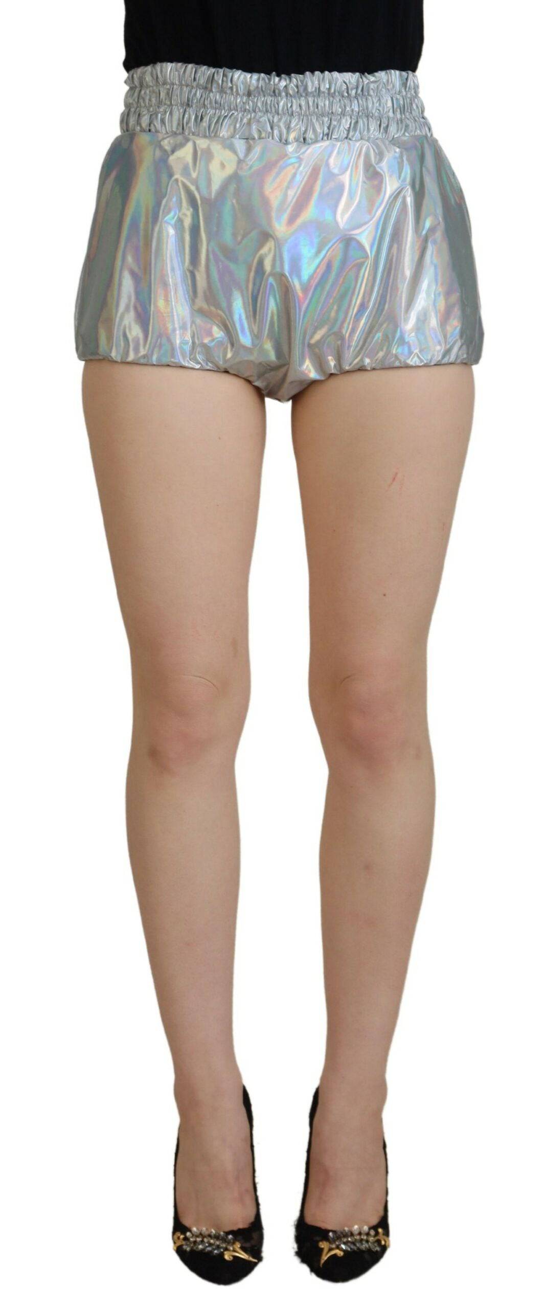 Shorts en métal holographique argenté Dolce & Gabbana, taille haute, style tendance et moderne, visibles en image.