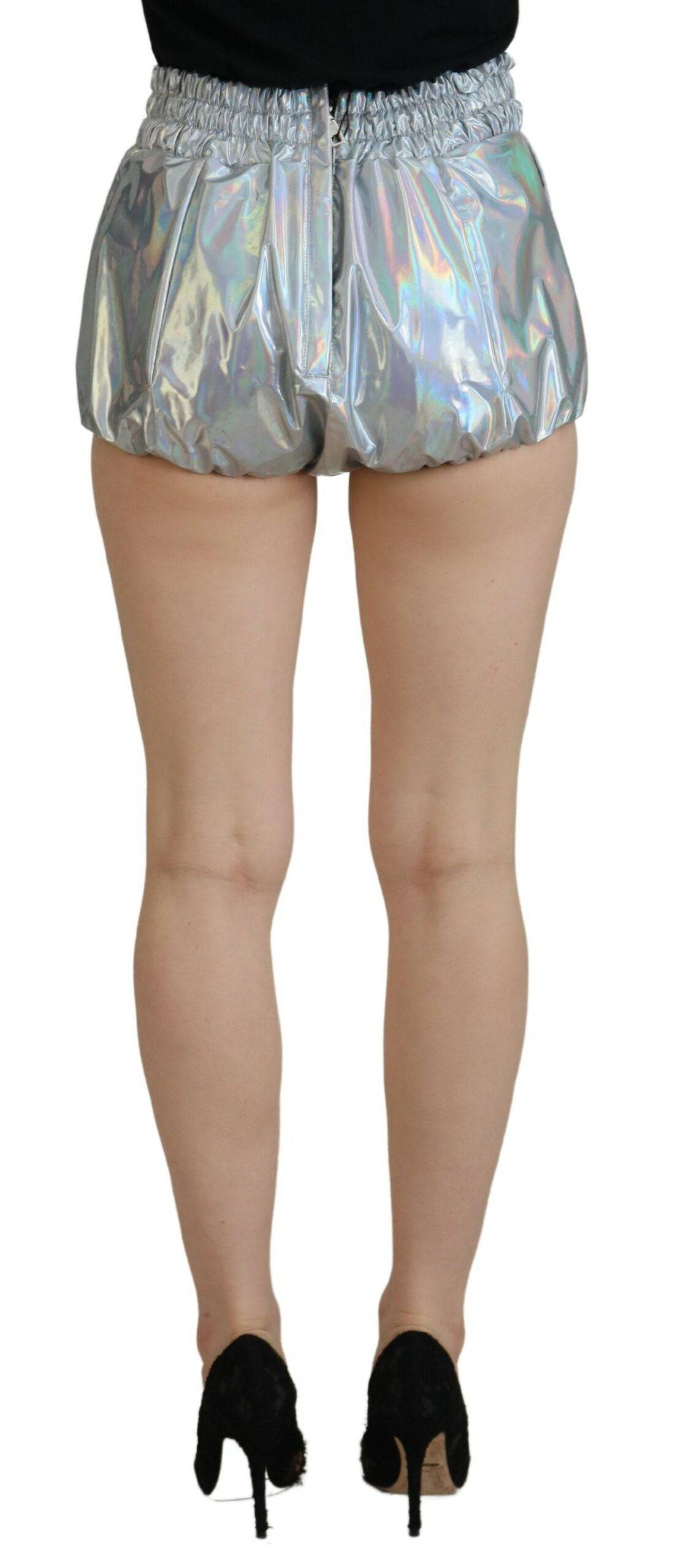 Shorts en métal holographique argenté Dolce & Gabbana, taille haute, style tendance et brillant, pour un look moderne et élégant.