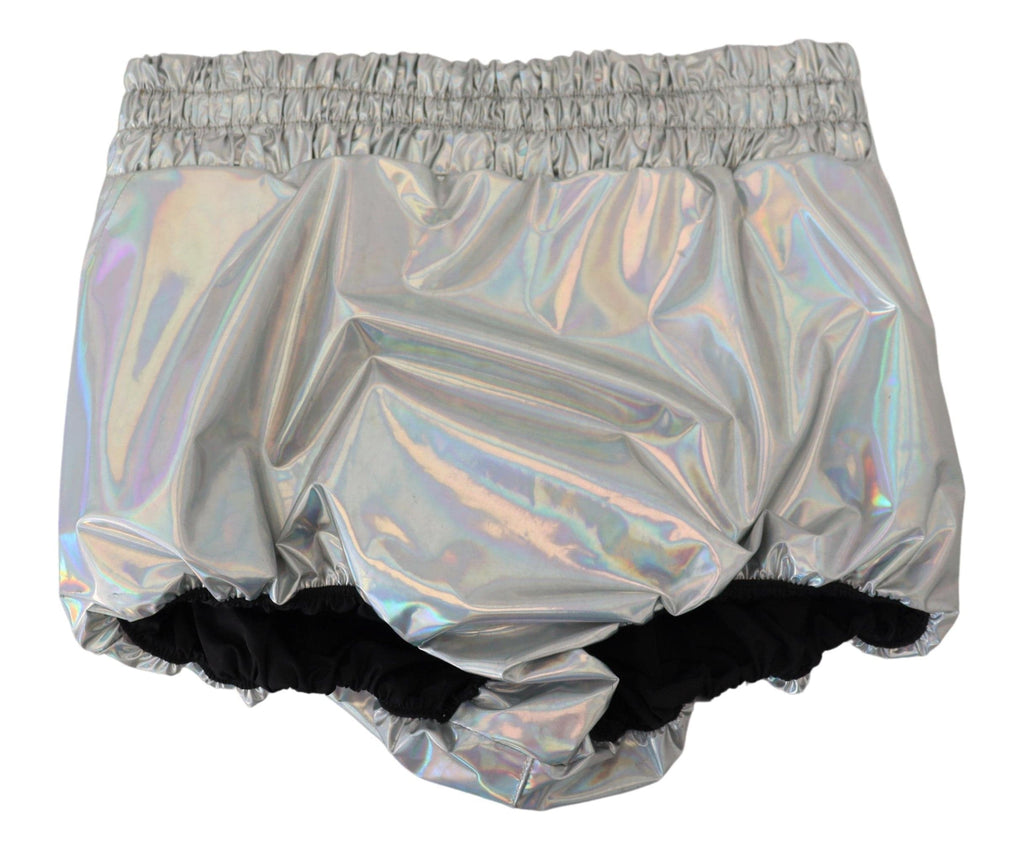 Shorts en argent holographique à taille haute de Dolce & Gabbana, style hot pants en tissu brillant.