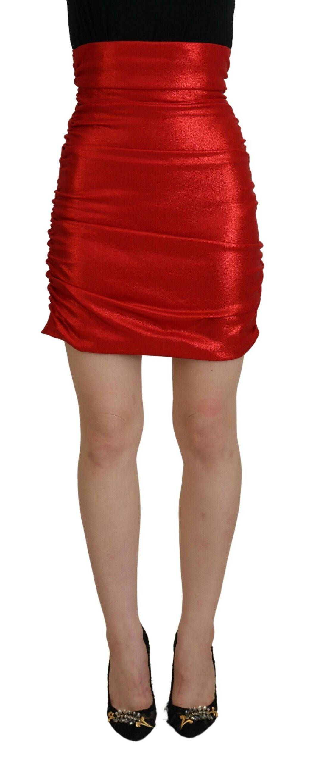 Jupe courte en polyester rouge métallique à taille haute de Dolce & Gabbana, vue de face.