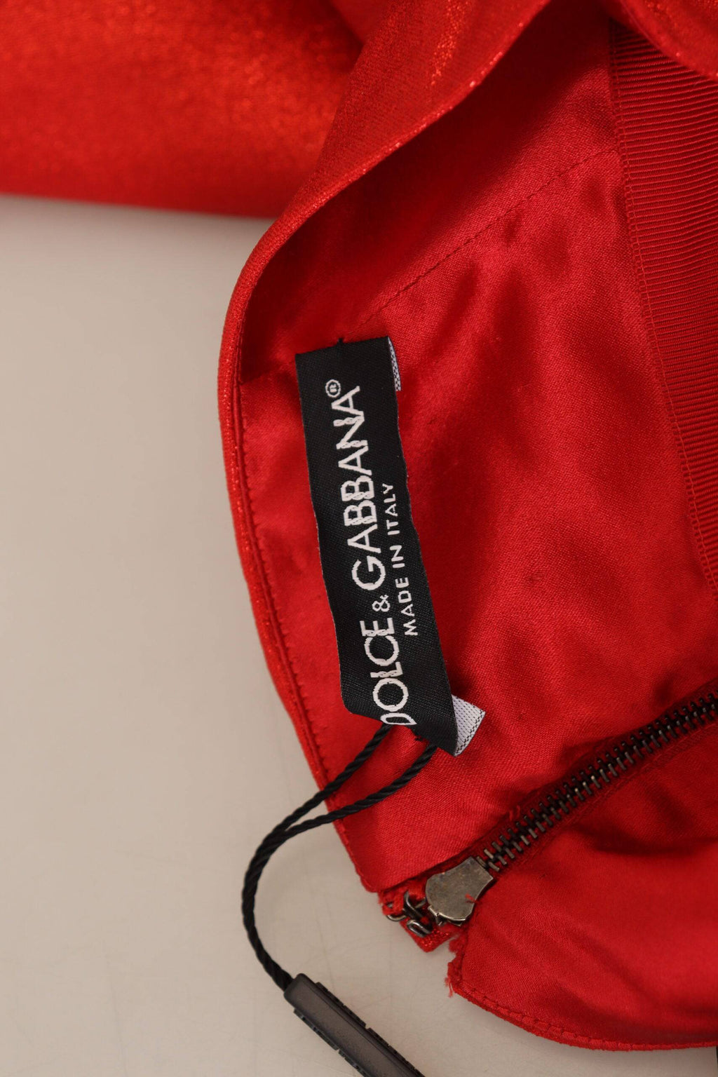 Jupe courte en polyester rouge métallique à taille haute de Dolce & Gabbana, élégante et brillante.