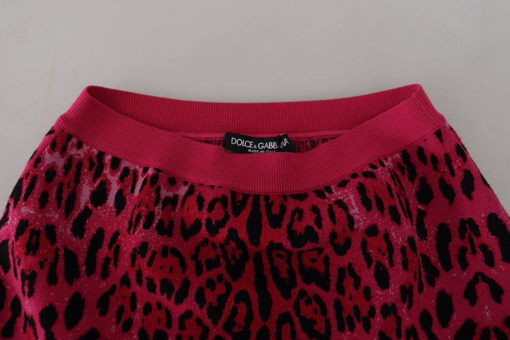 Jupe courte Dolce & Gabbana à taille haute avec motif léopard rose et coupe évasée.