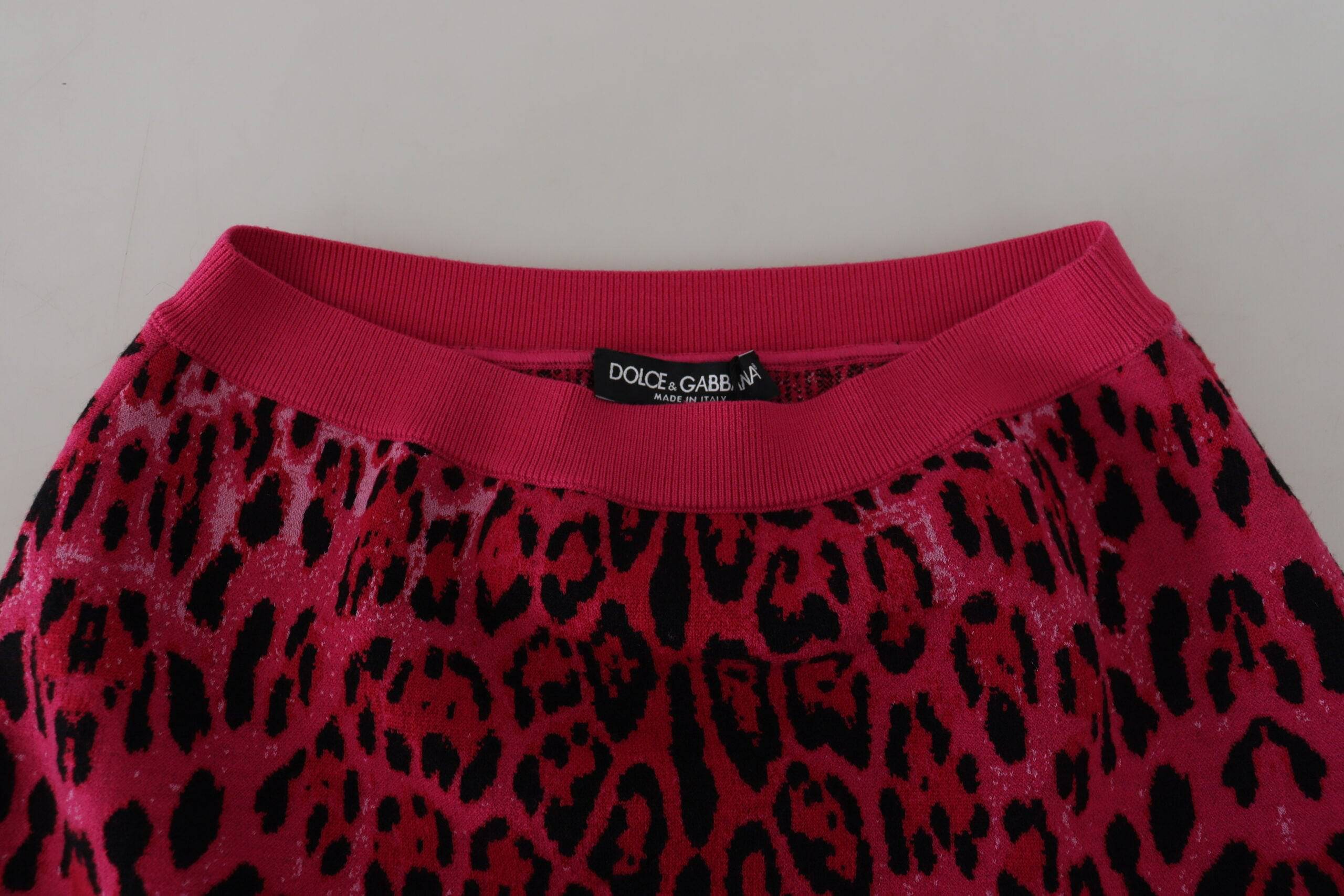 Jupe courte Dolce & Gabbana à taille haute avec motif léopard rose et coupe évasée.