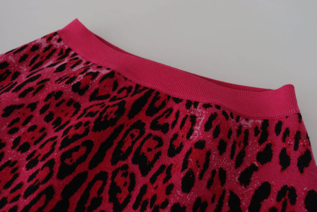 Jupe courte à taille haute Dolce & Gabbana à motif léopard rose et design en ligne A, mode élégante et tendance.