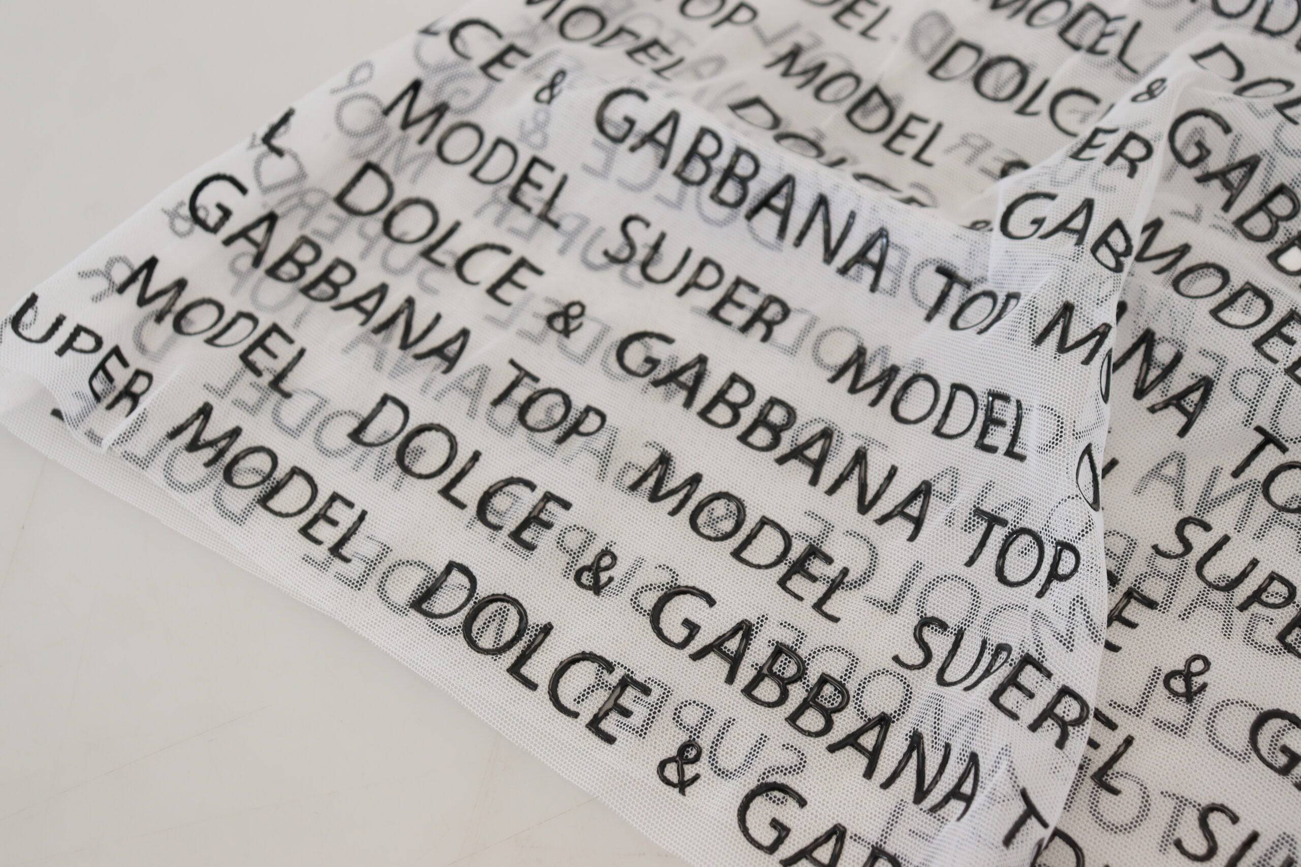 Jupe courte blanche en logo transparent de Dolce & Gabbana, coupe en ligne A, tissu léger et design élégant.