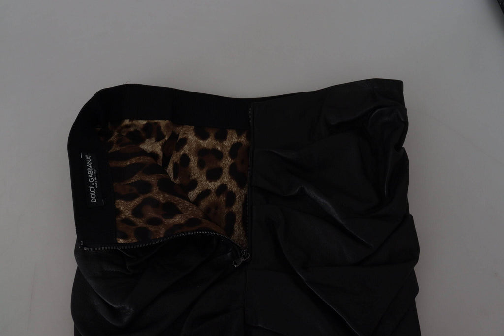 Jupe courte en cuir d'agneau noir Dolce & Gabbana, coupe en ligne A, détail élégant et sophistiqué.