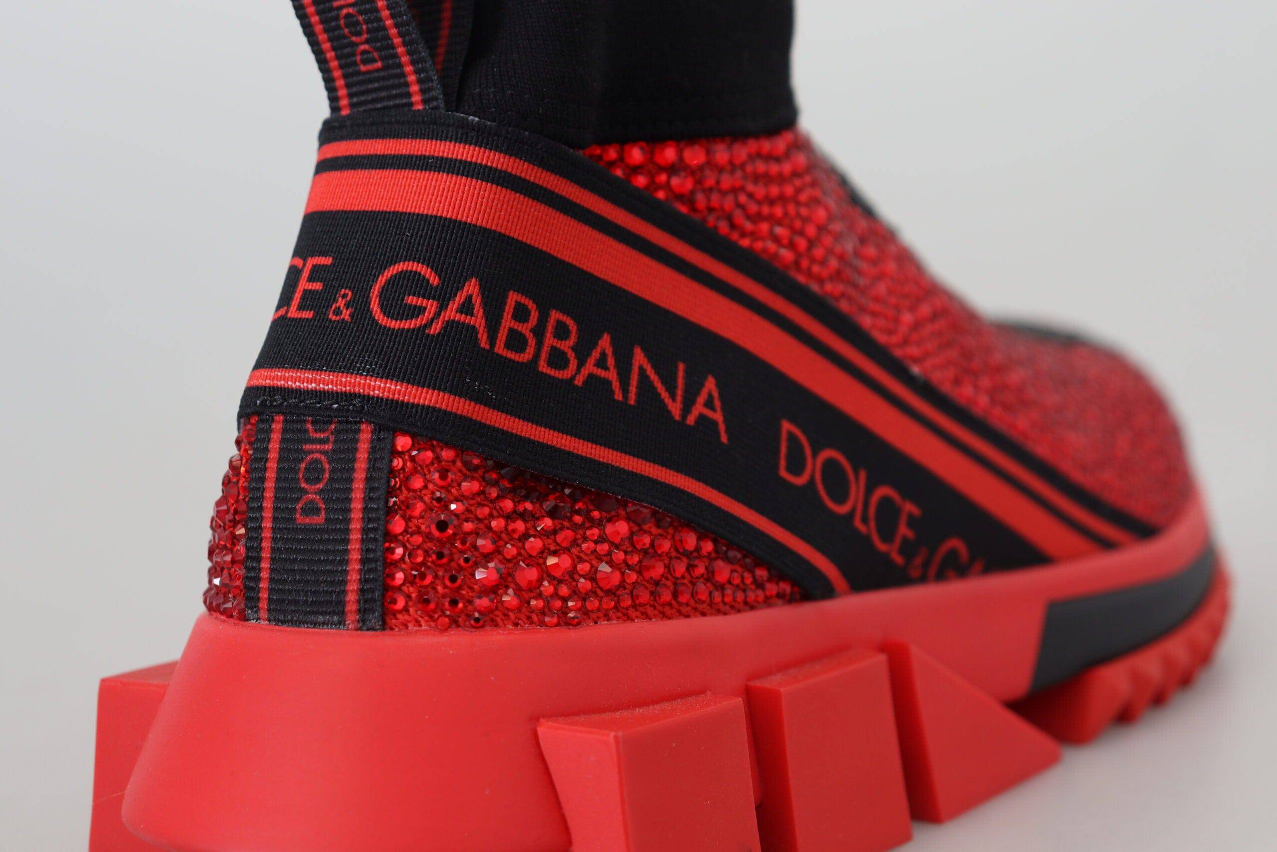 Chaussures Dolce & Gabbana Sorrento rouges avec détails brillants et chaussettes intégrées, mode élégante et tendance.